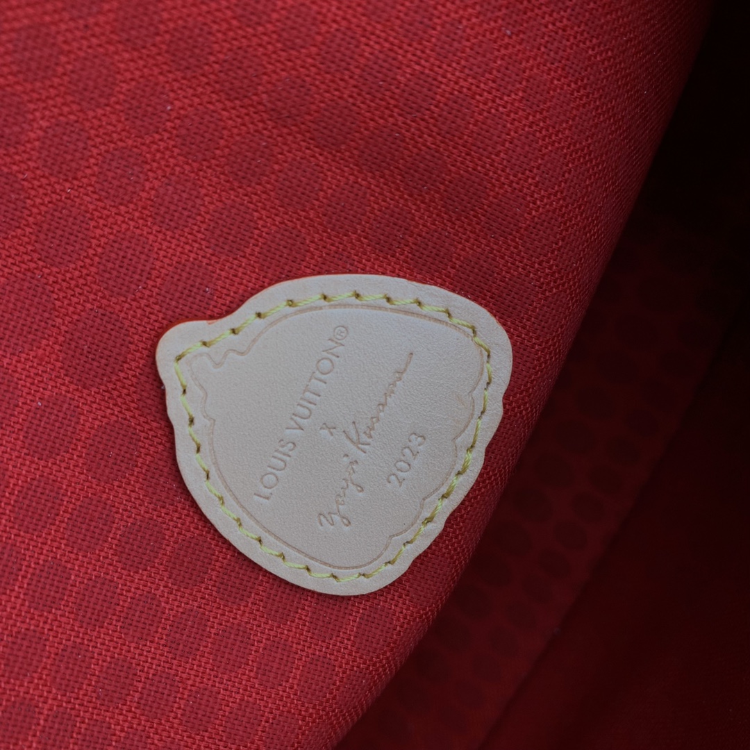 l**is V*t*n cloakroom dopp kit pouch-15 x 24 x 15cm