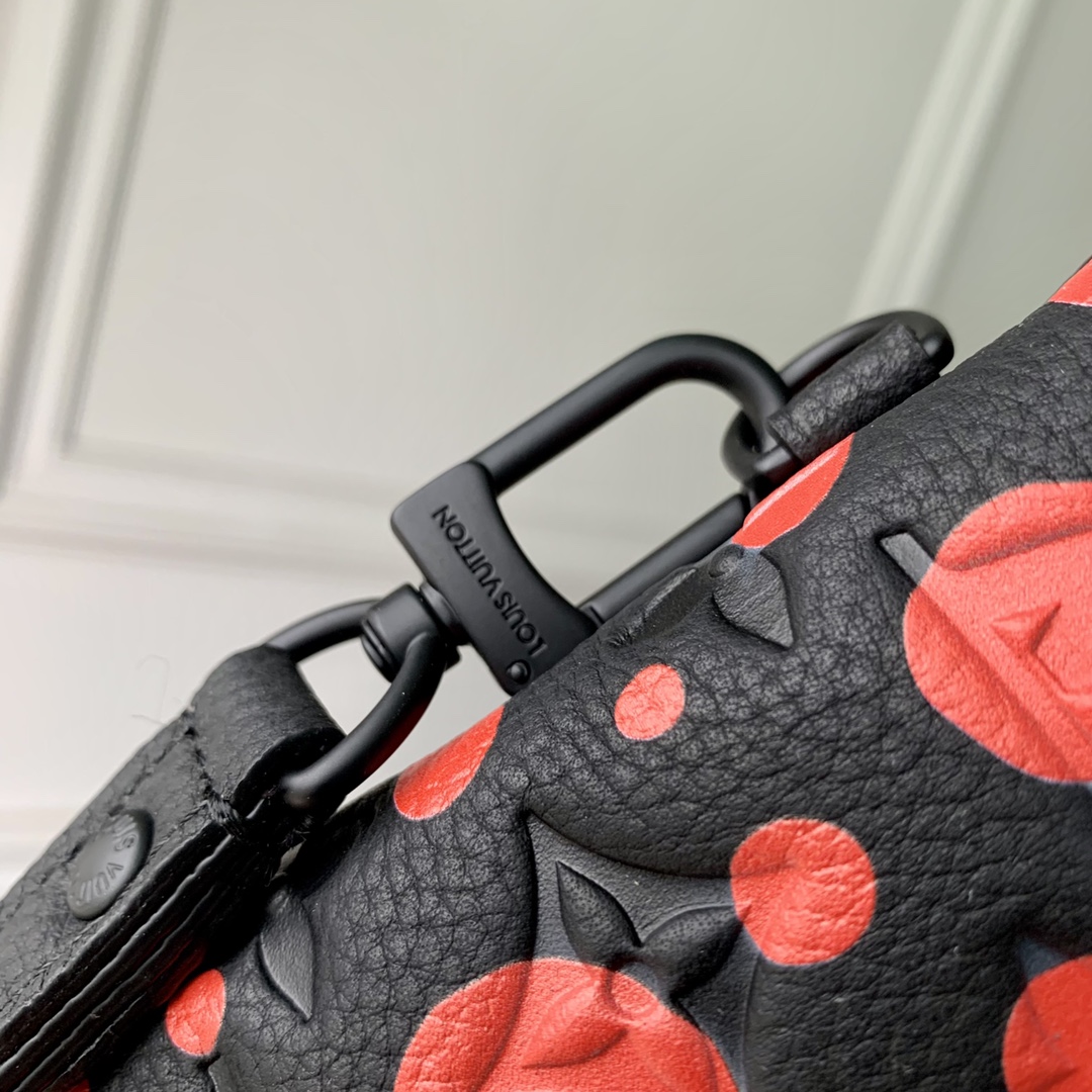 l**is V*t*n x yk pochette to go-30 x 21.5 x 1 cm