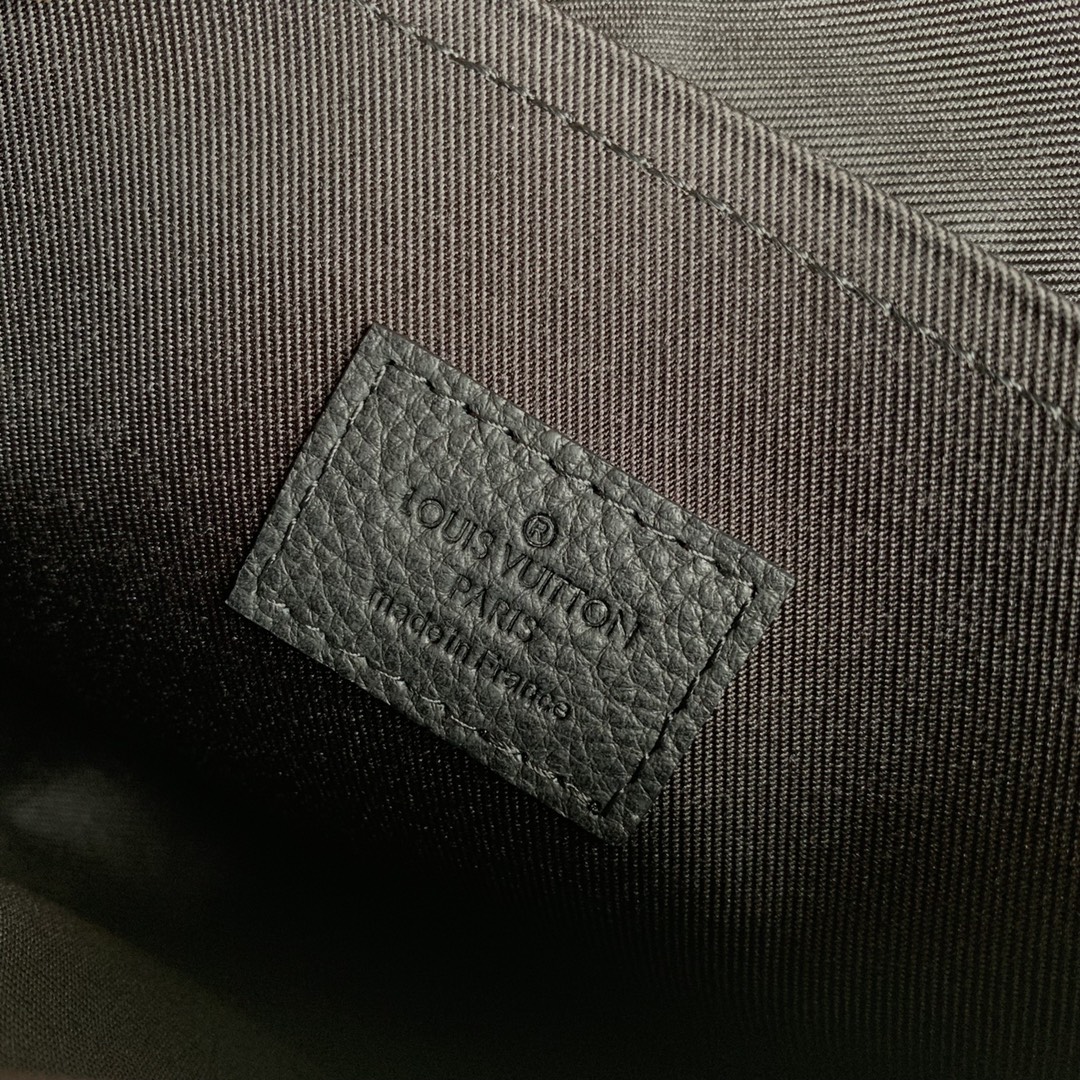 l**is V*t*n x yk pochette to go-30 x 21.5 x 1 cm