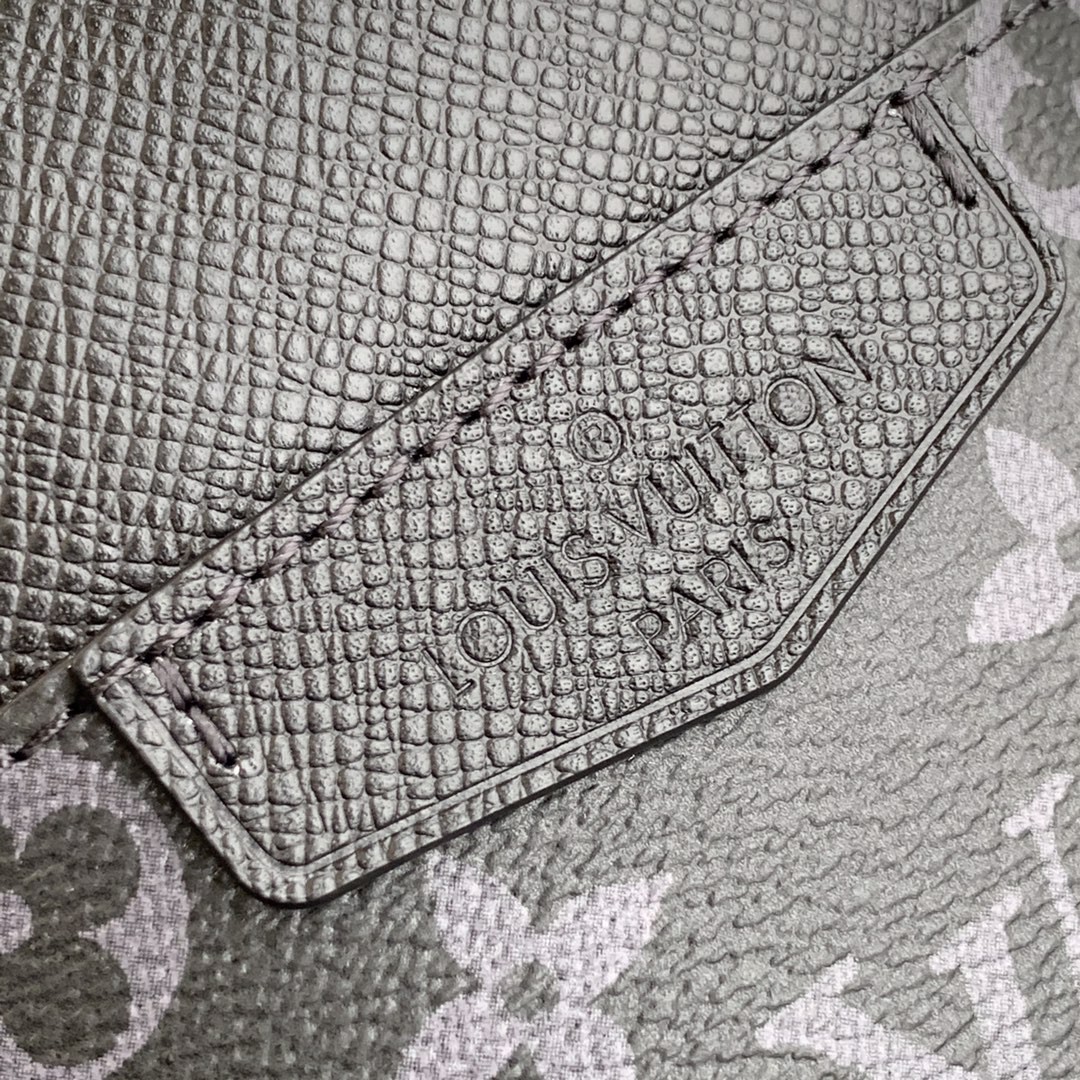 l**is V*t*n outdoor slingbag-13*21*5cm