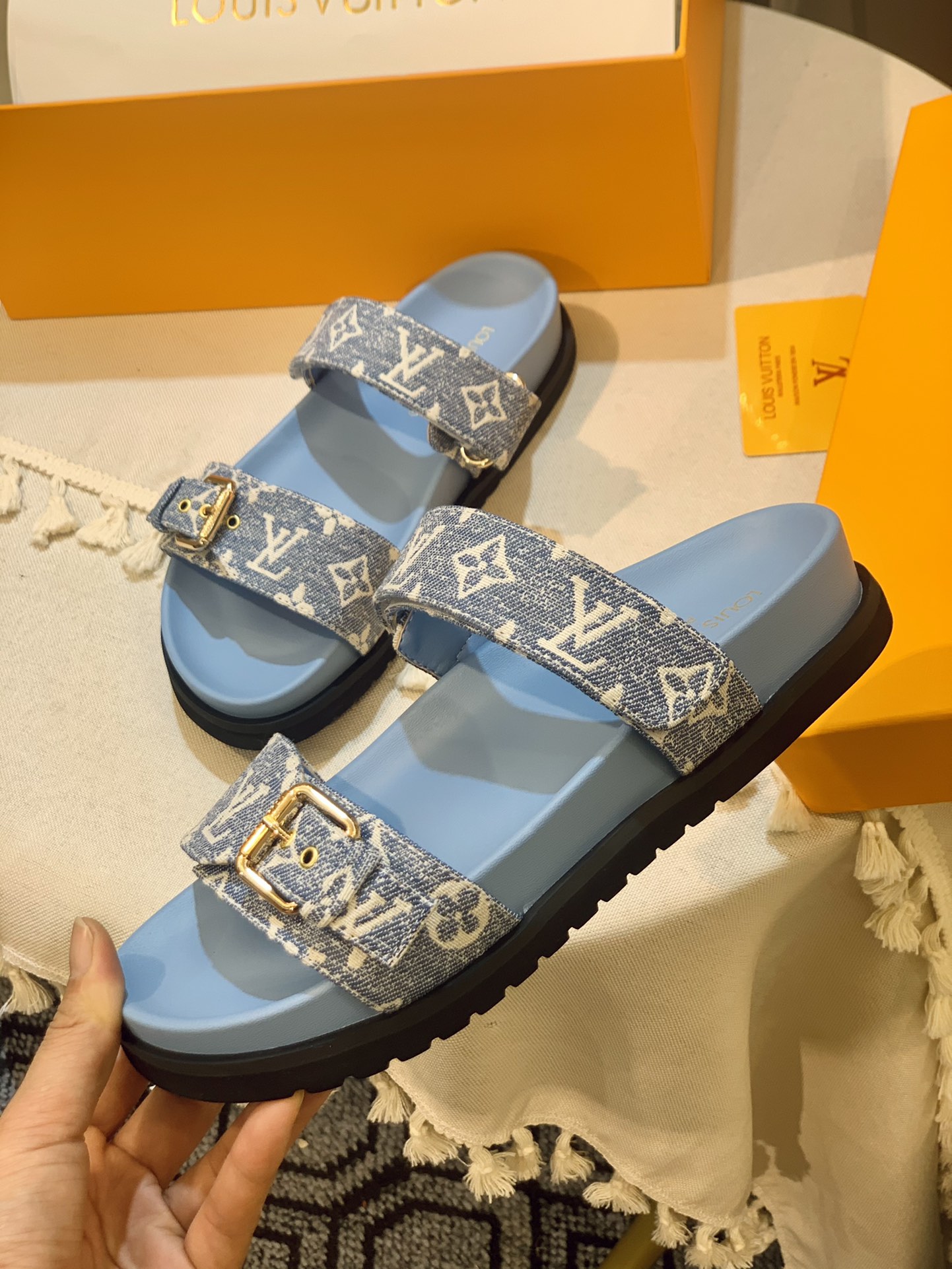 l**is V*t*n sandals