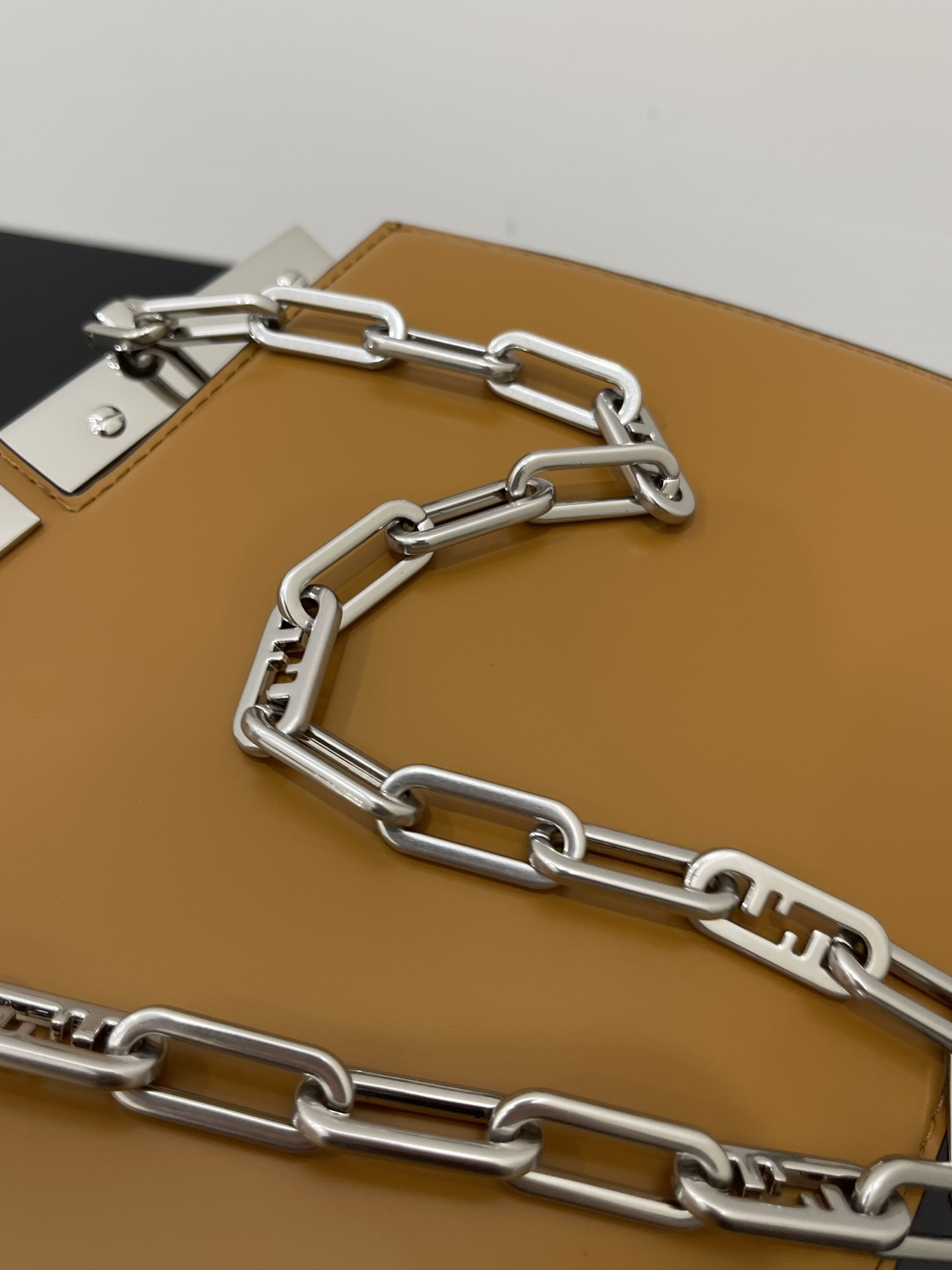 F**di peekaboo iseeu-34x18.50x11cm