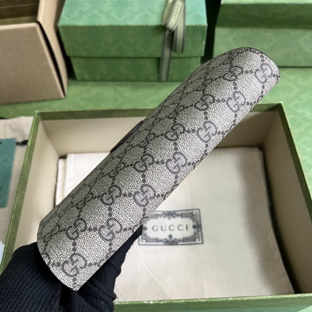 G*u*i strawberry wristlet bag-20*13.2*2cm