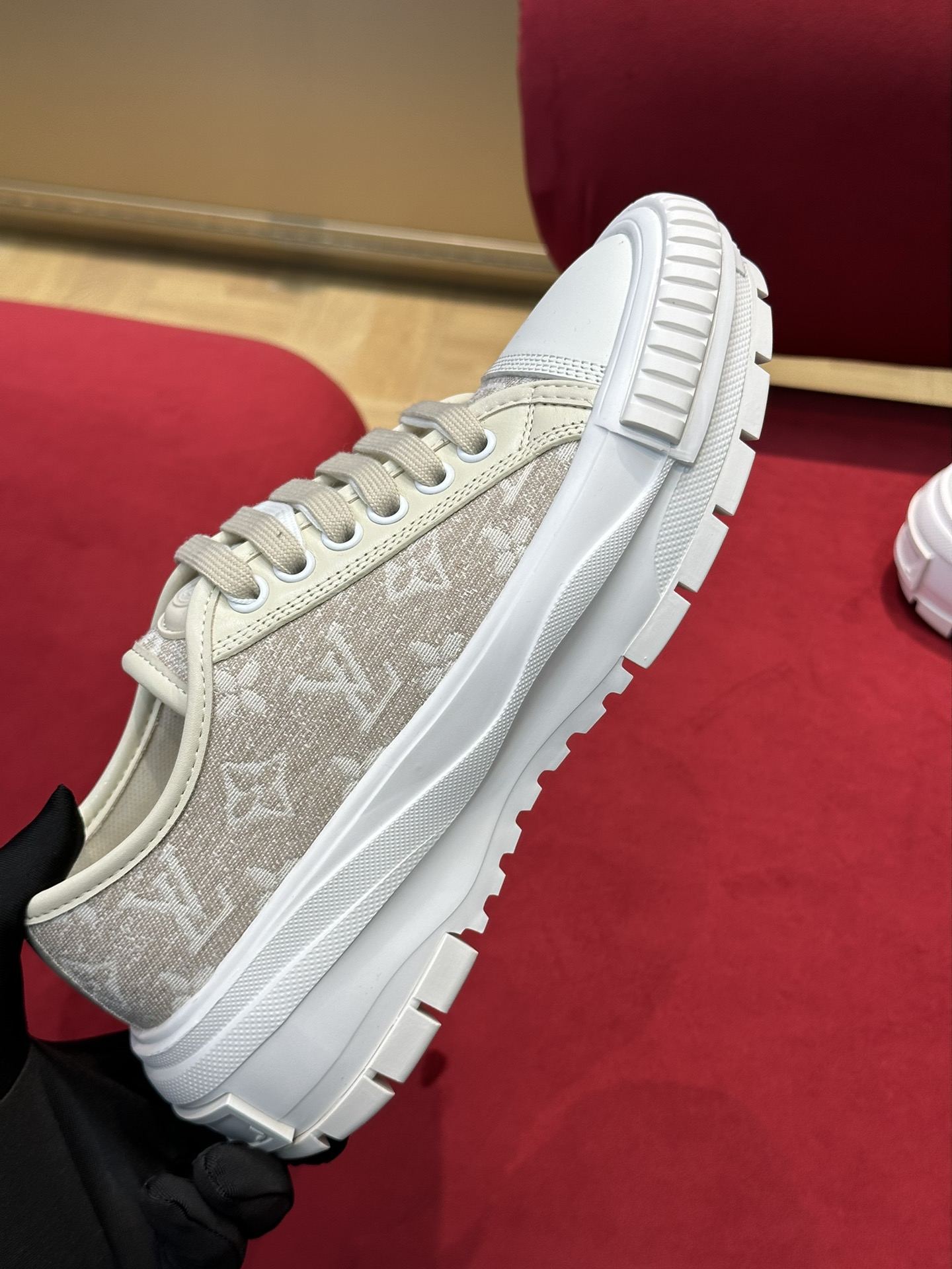 l**is V*t*n squad sneaker