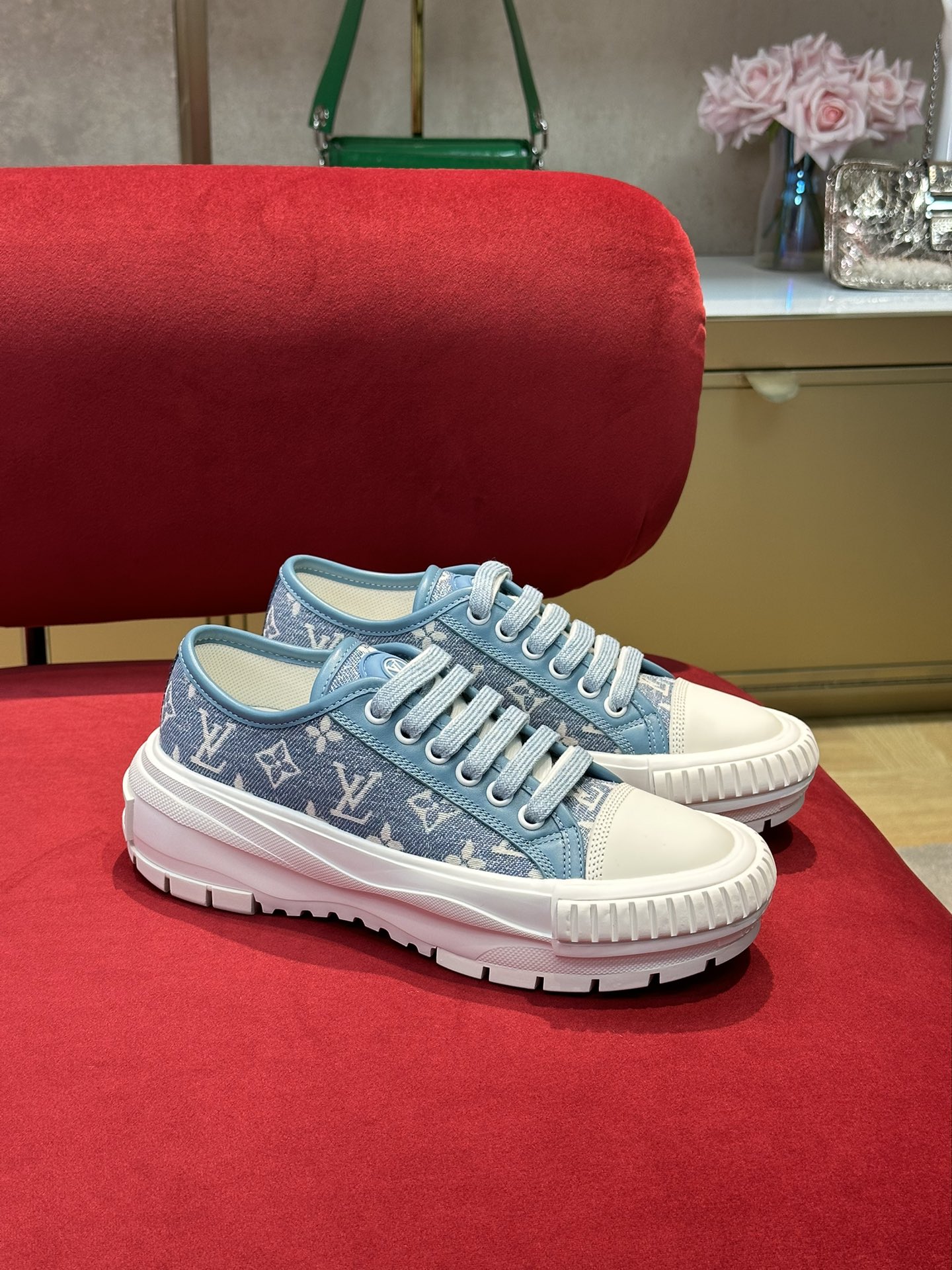 l**is V*t*n squad sneaker