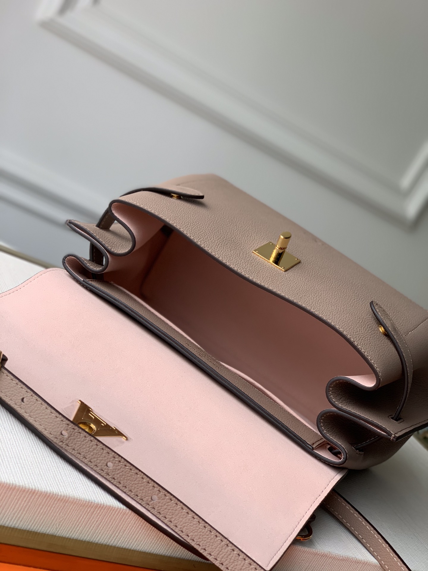 l**is V*t*n lockme ever m51395-31*46*17cm