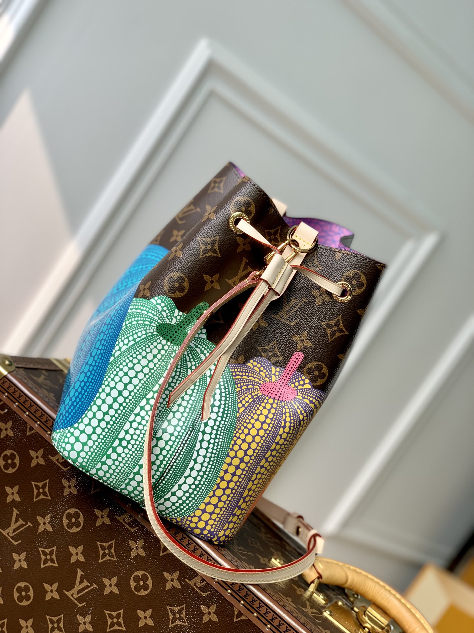 l**is V*t*n néonoé bucket bag -26x22x27cm