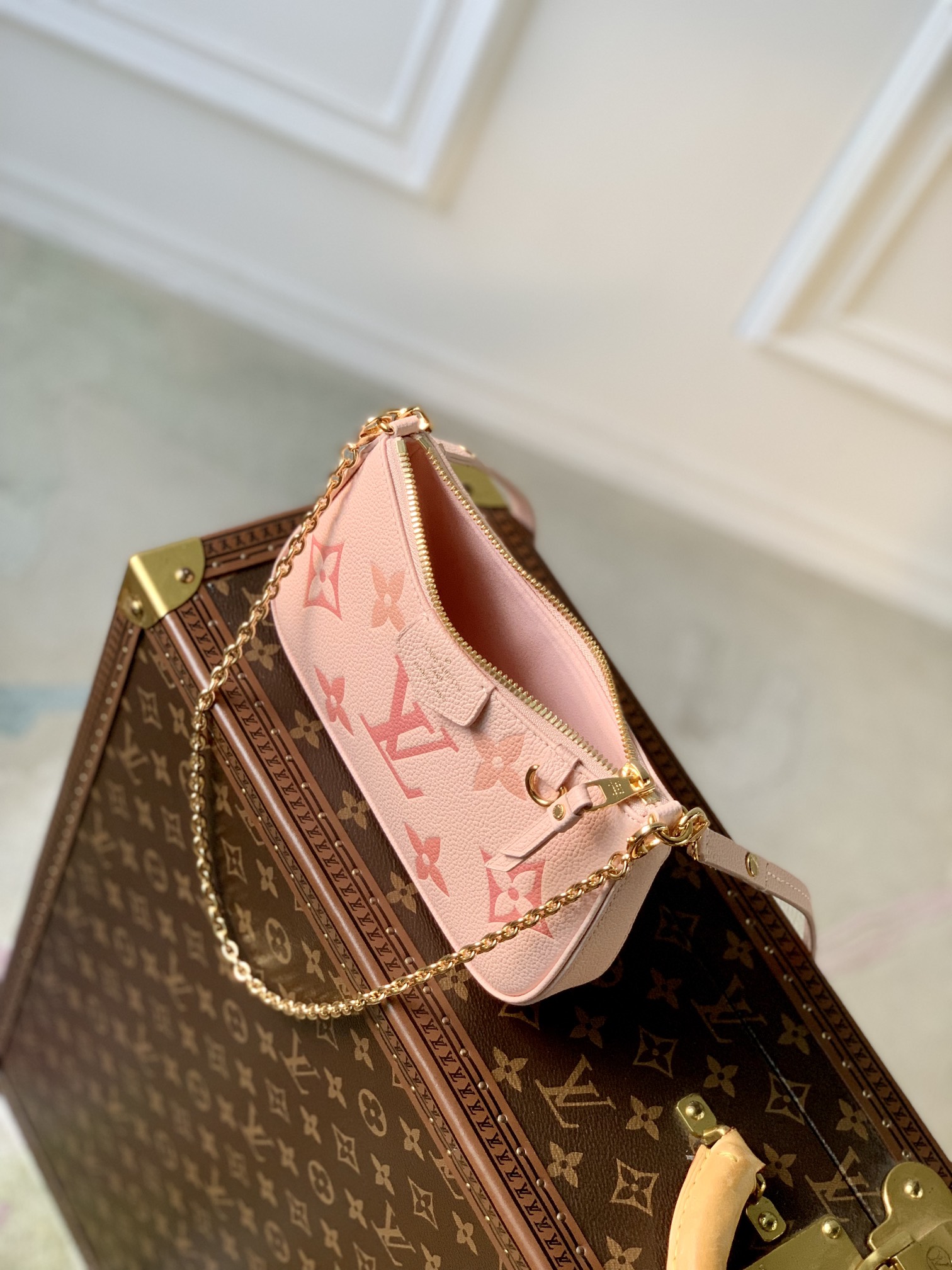 l**is V*t*n easy pouch on strap-19x11.5x3cm