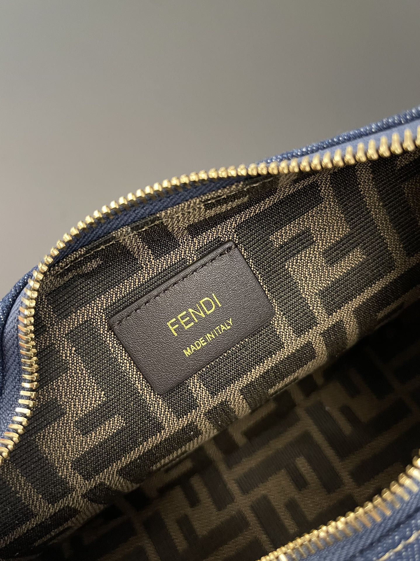 F**di praphy-29x24.5x10cm