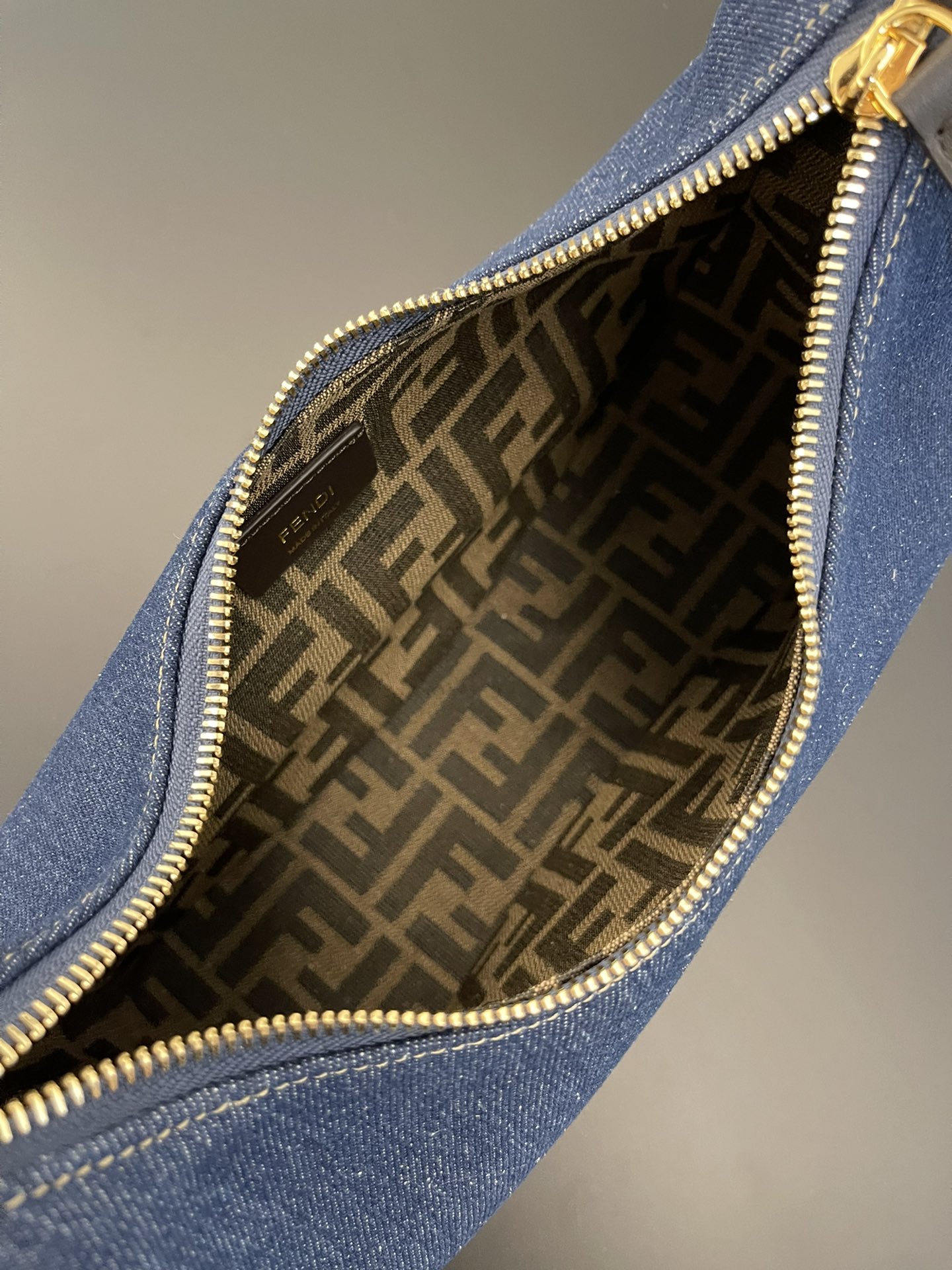 F**di praphy-29x24.5x10cm