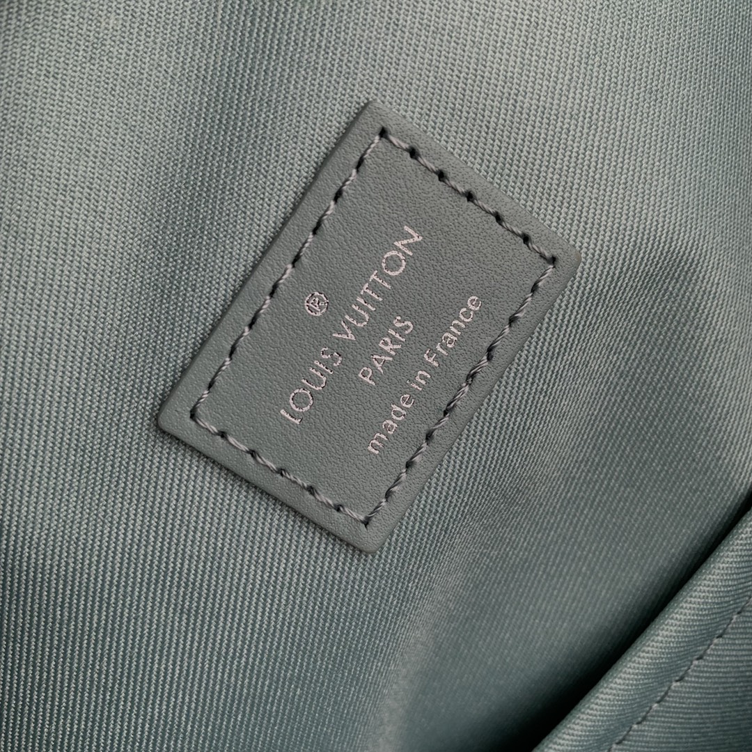 l**is V*t*n discovery backpsck-29.0 x 38.0 x 20cm