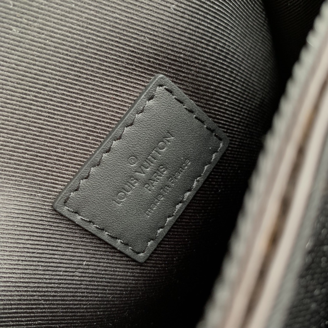 l**is V*t*n s-lock vertical wearable handbag-12*19*7cm