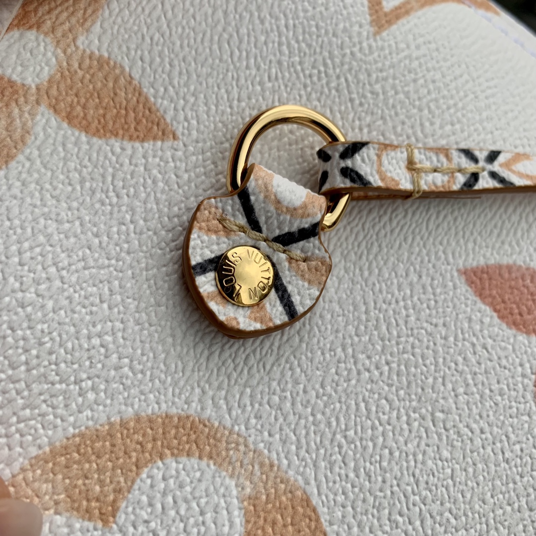 l**is V*t*n neverful m21733-32*29*17cm