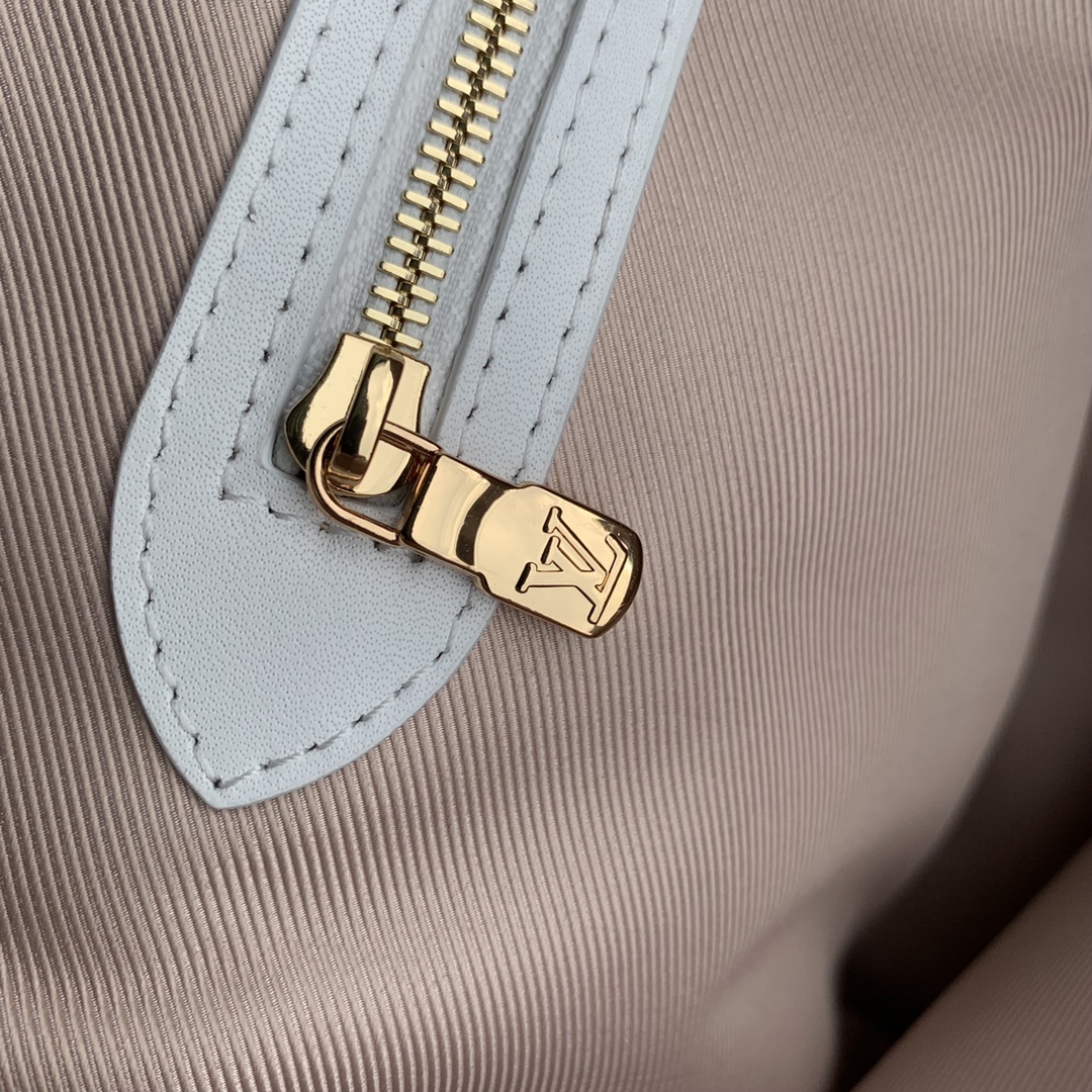 l**is V*t*n neverful m21733-32*29*17cm