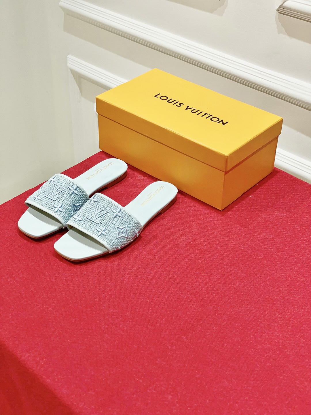 l**is V*t*n slippers