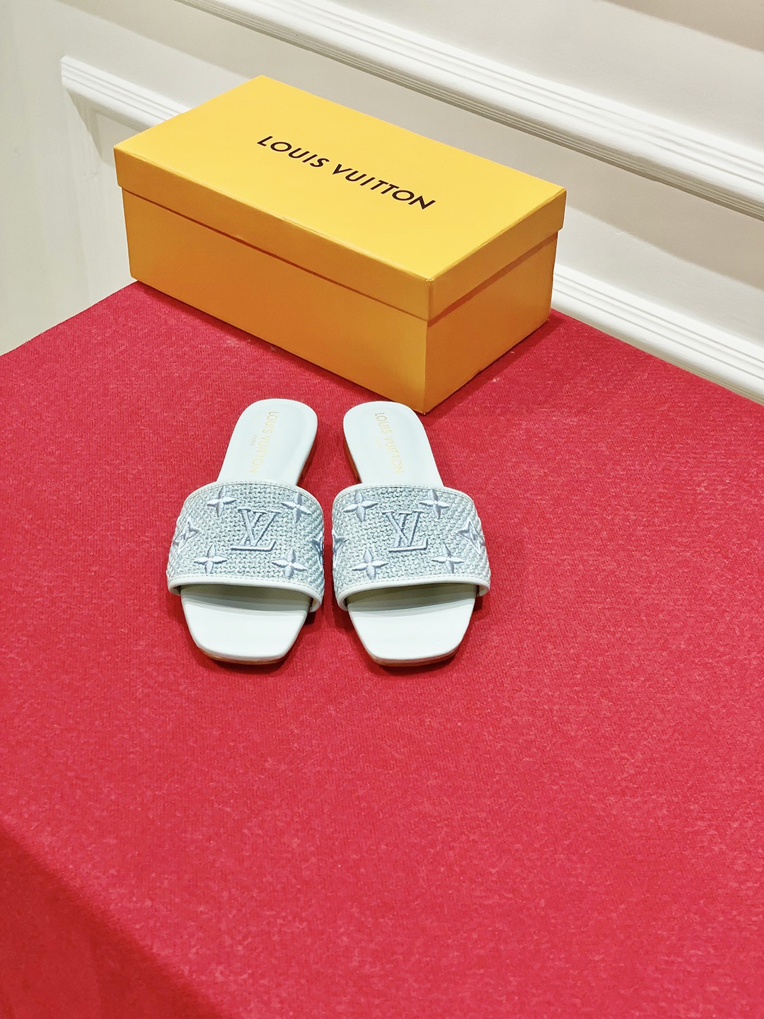 l**is V*t*n slippers