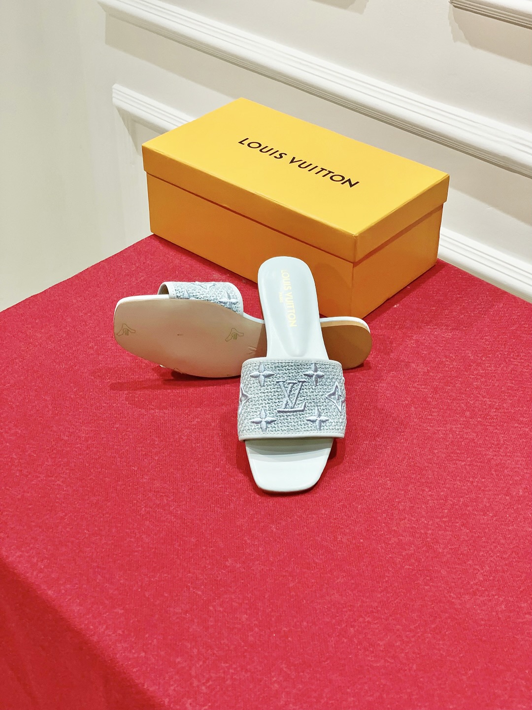 l**is V*t*n slippers