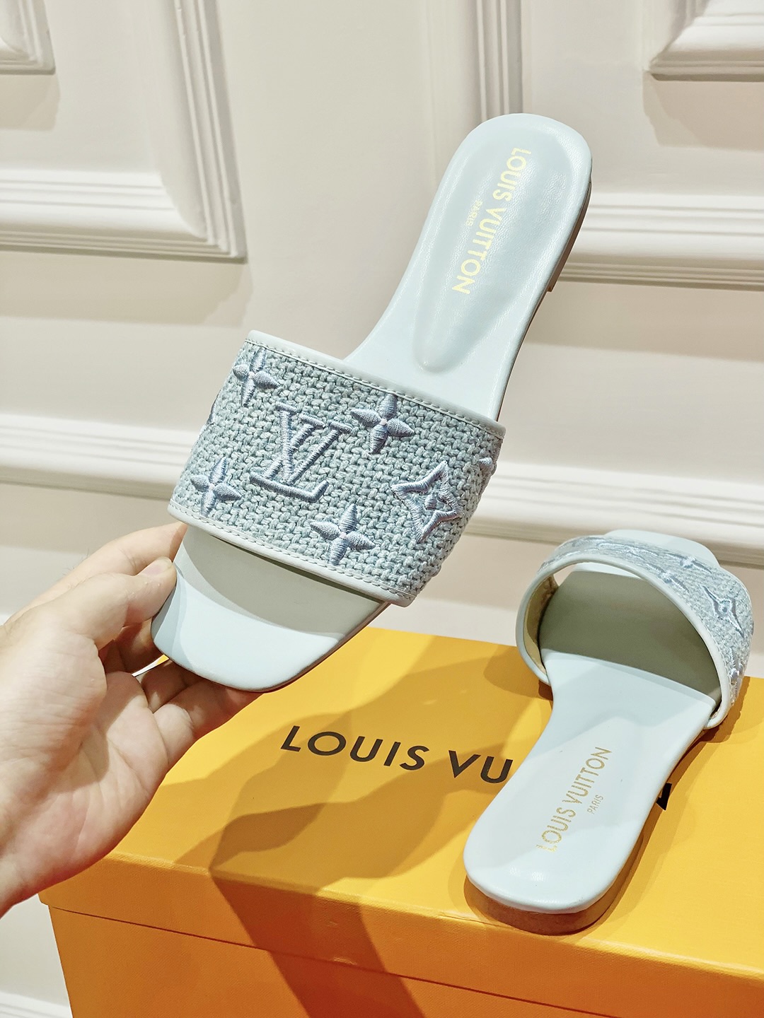 l**is V*t*n slippers