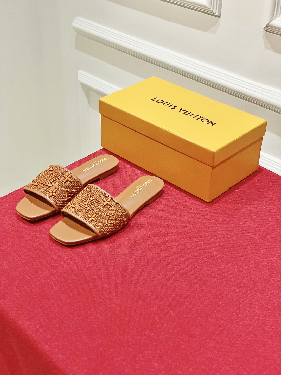 l**is V*t*n slippers