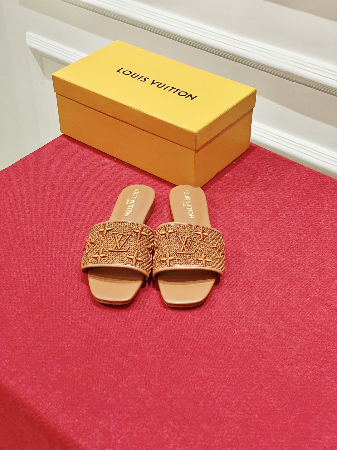 l**is V*t*n slippers