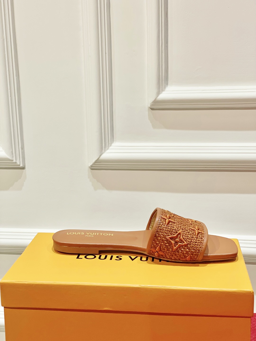 l**is V*t*n slippers