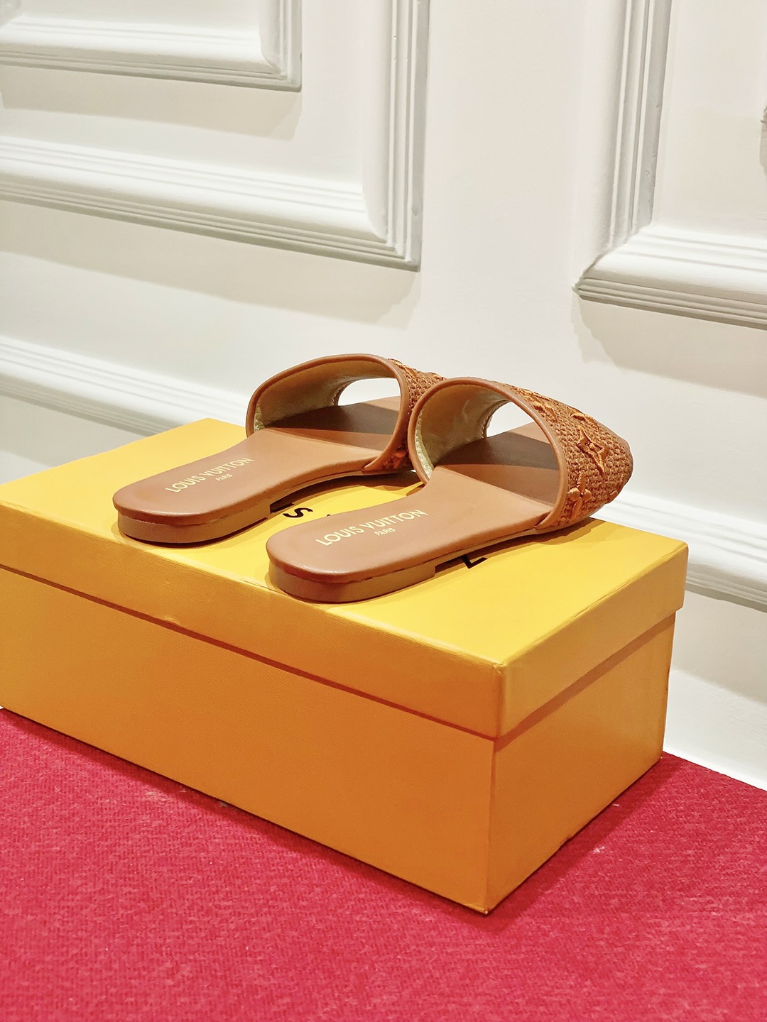 l**is V*t*n slippers