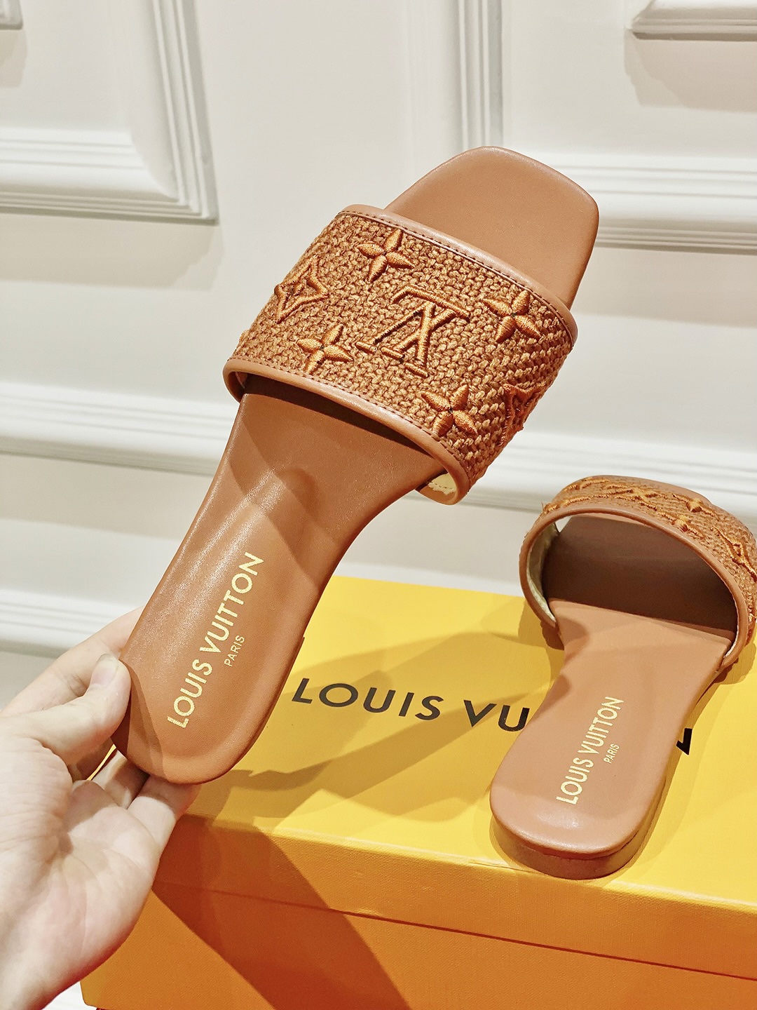 l**is V*t*n slippers