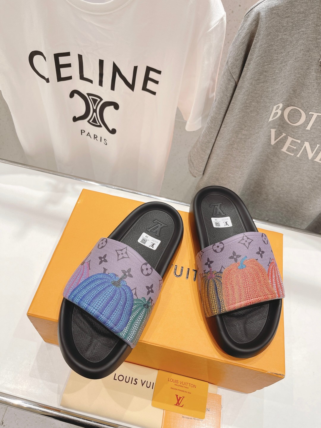 l**is V*t*n slippers