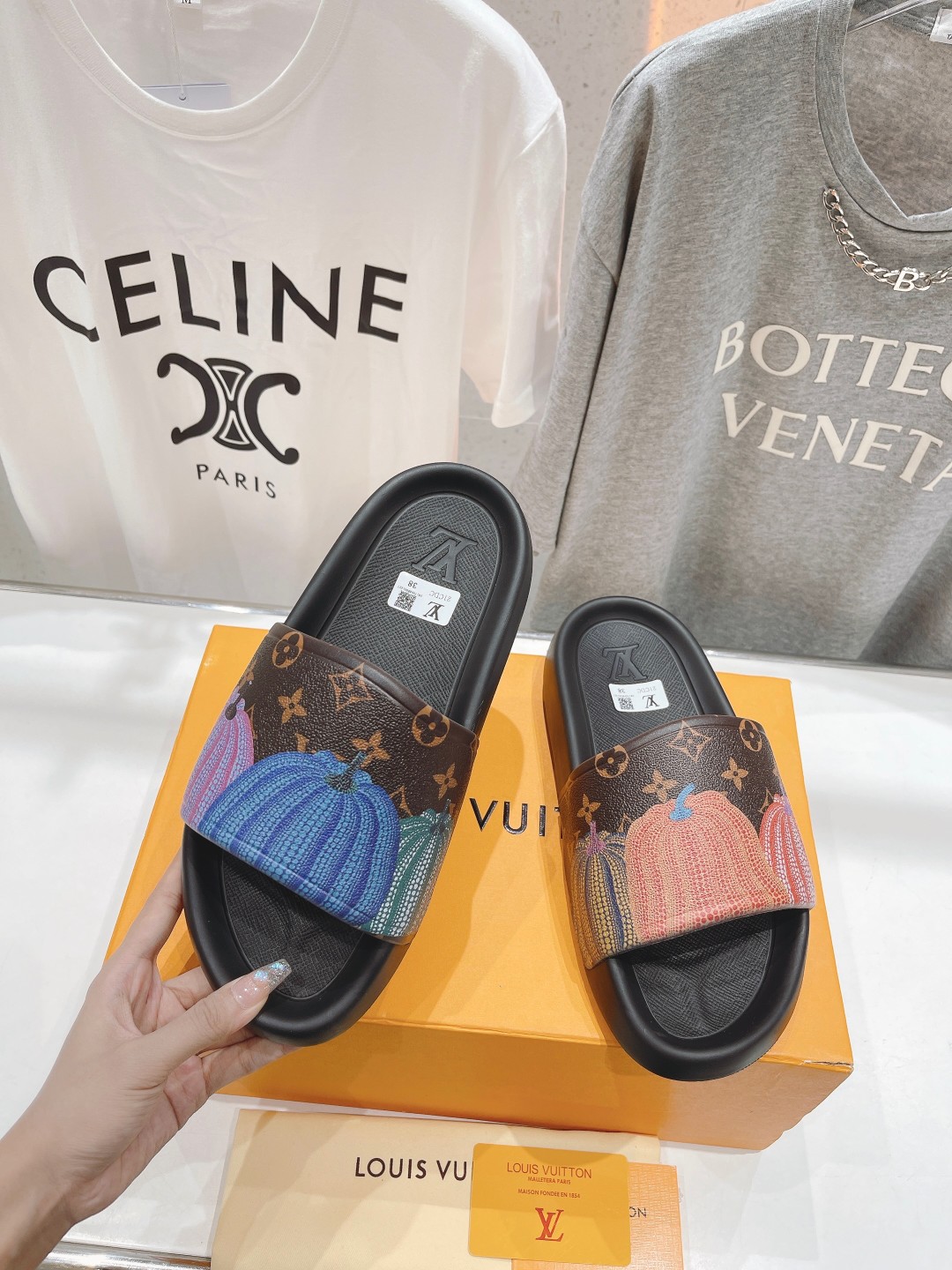 l**is V*t*n slippers