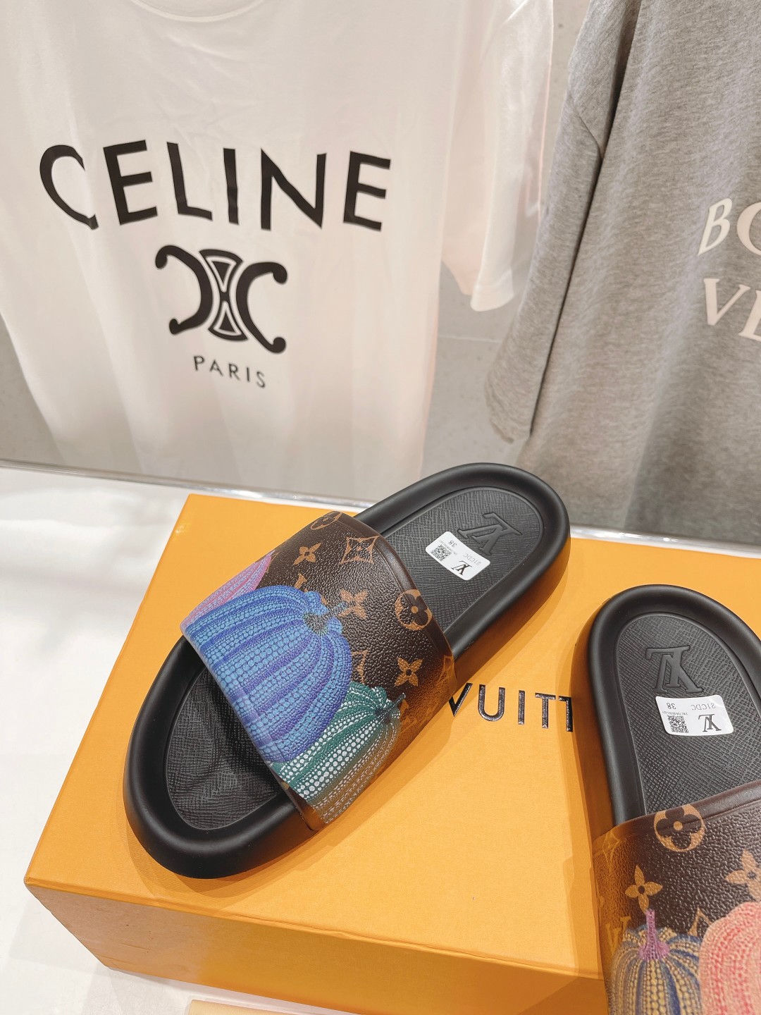 l**is V*t*n slippers