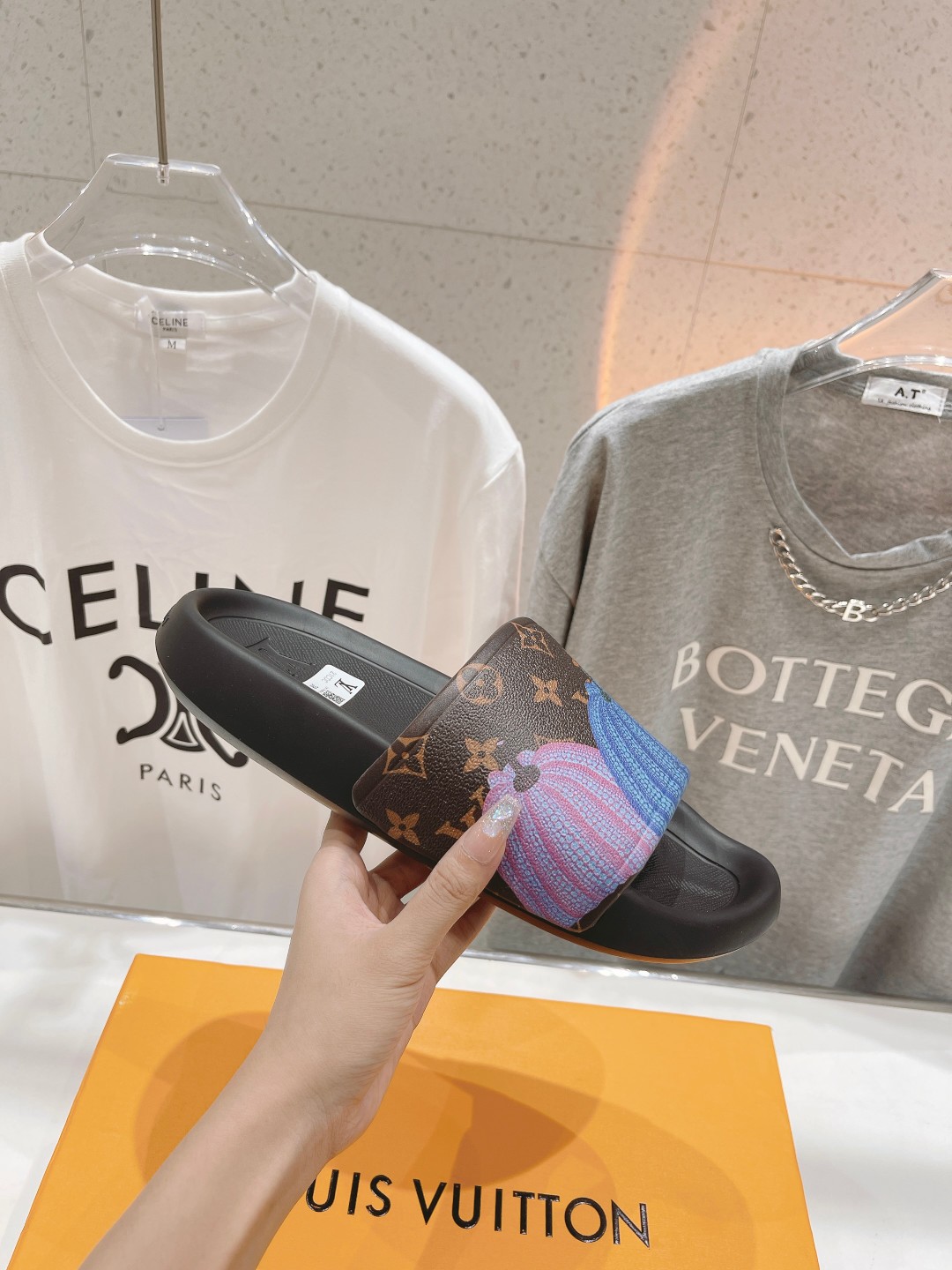 l**is V*t*n slippers