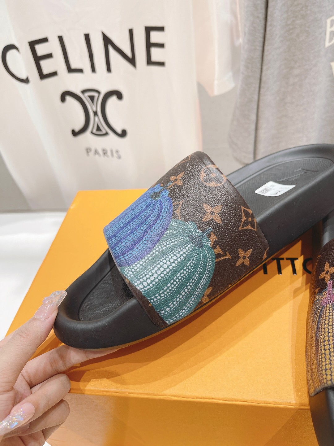 l**is V*t*n slippers