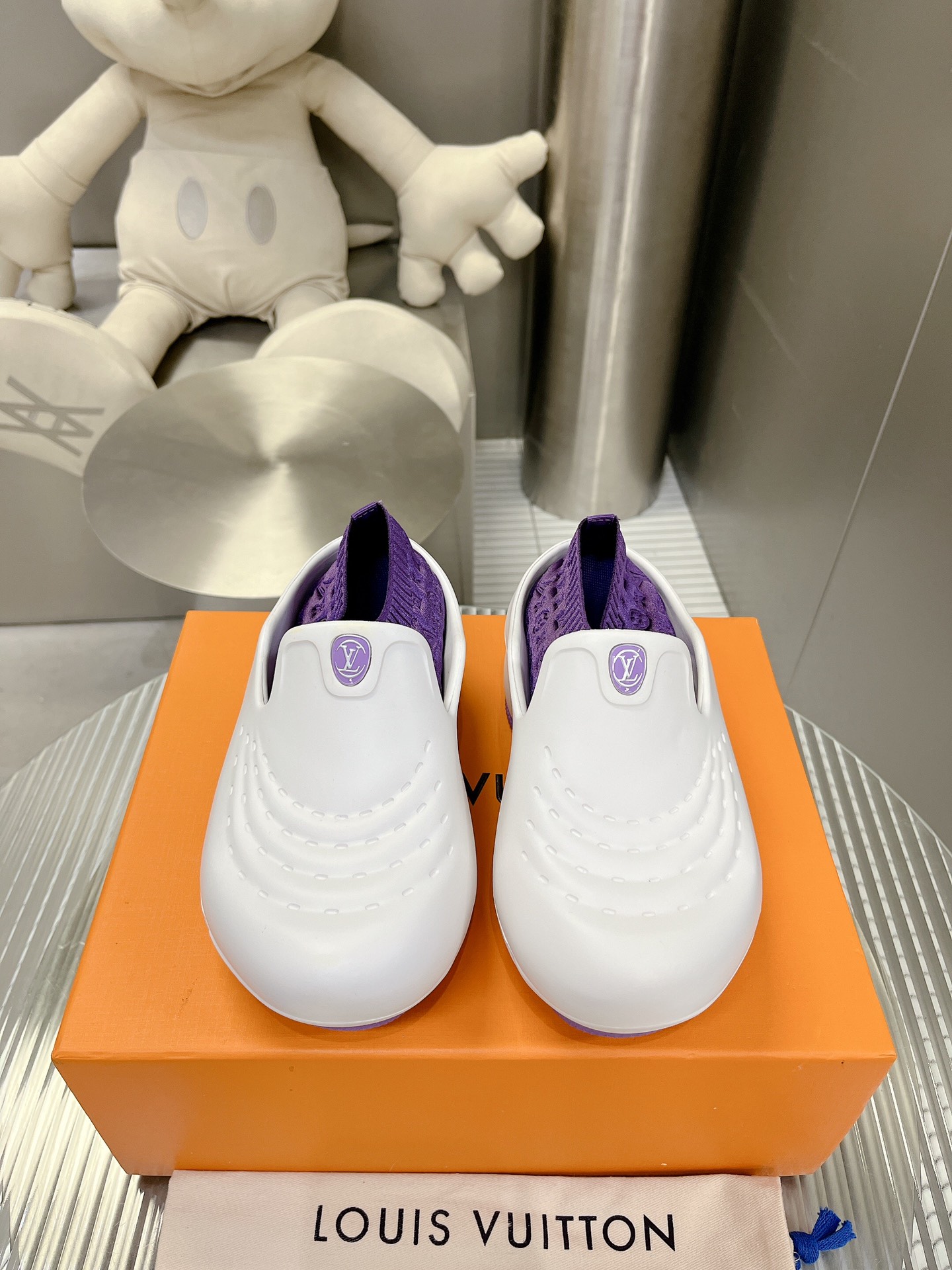 l**is V*t*n shark clog slippers(eu35-40)