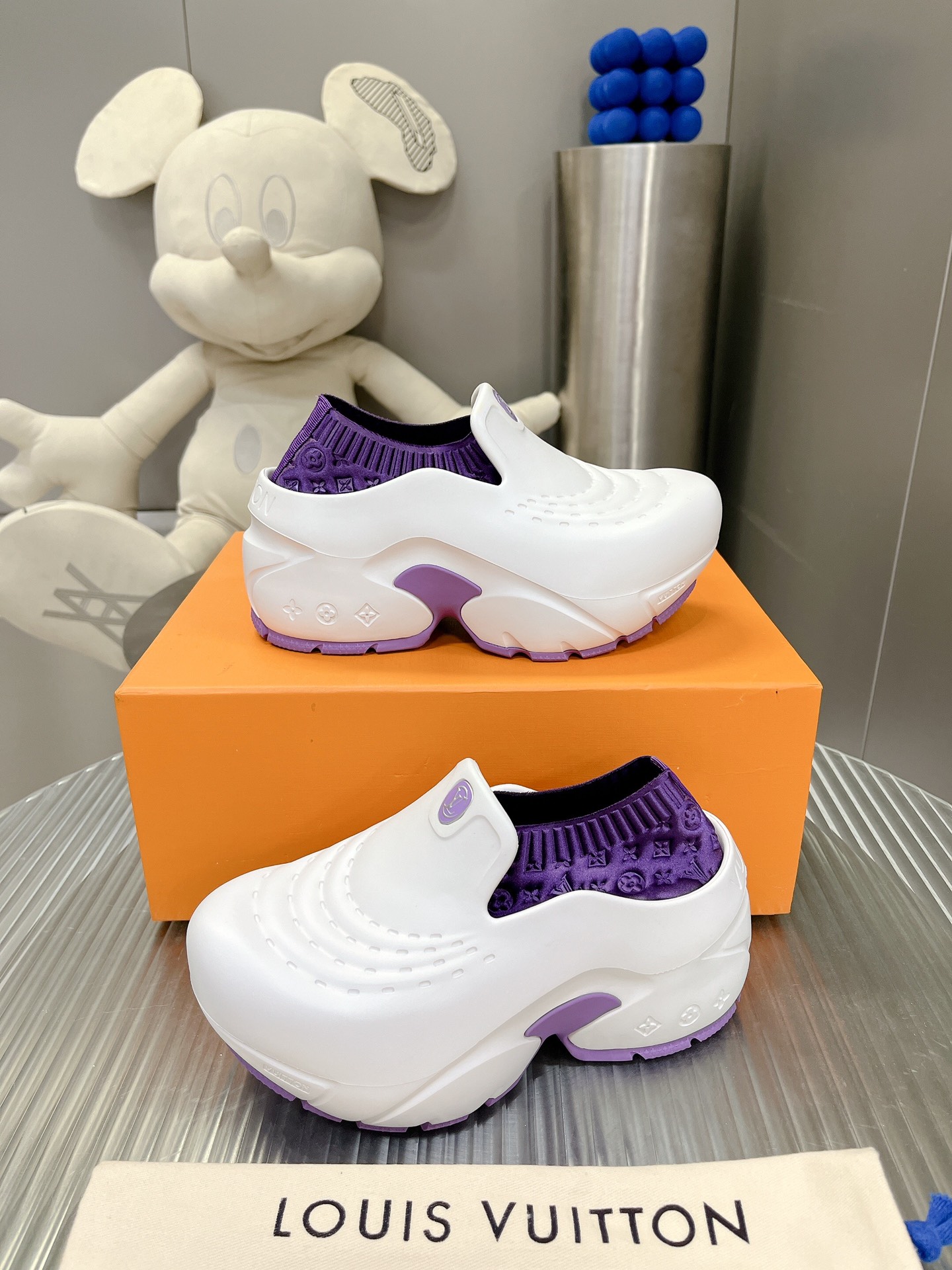 l**is V*t*n shark clog slippers(eu35-40)