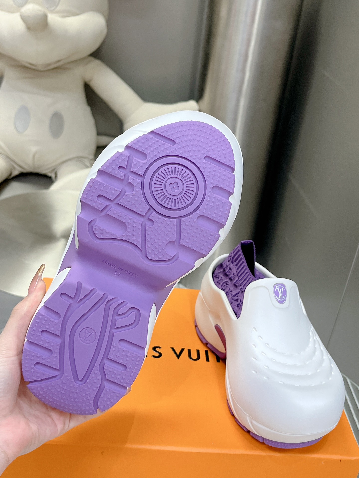 l**is V*t*n shark clog slippers(eu35-40)