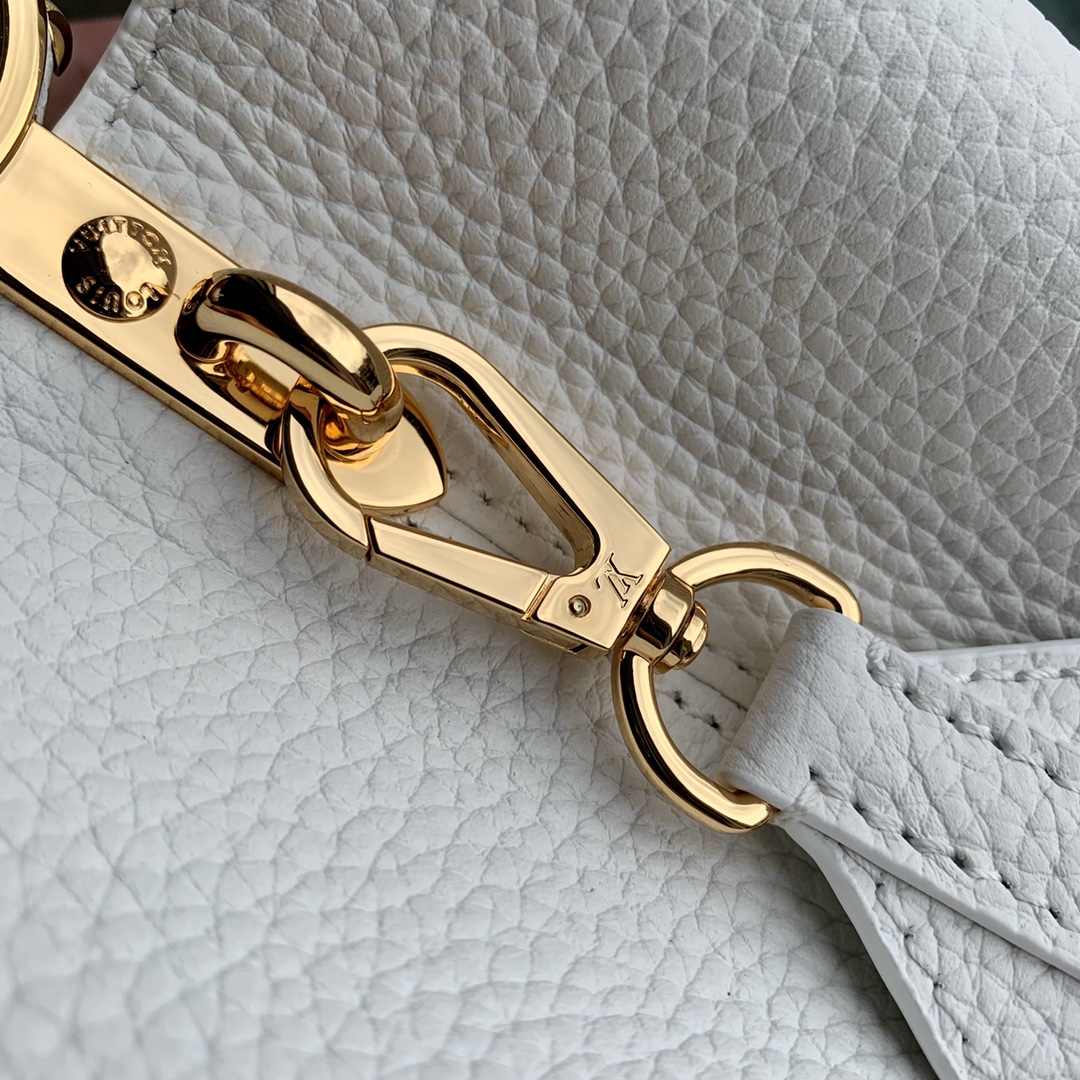 l**is V*t*n capucines handlebag