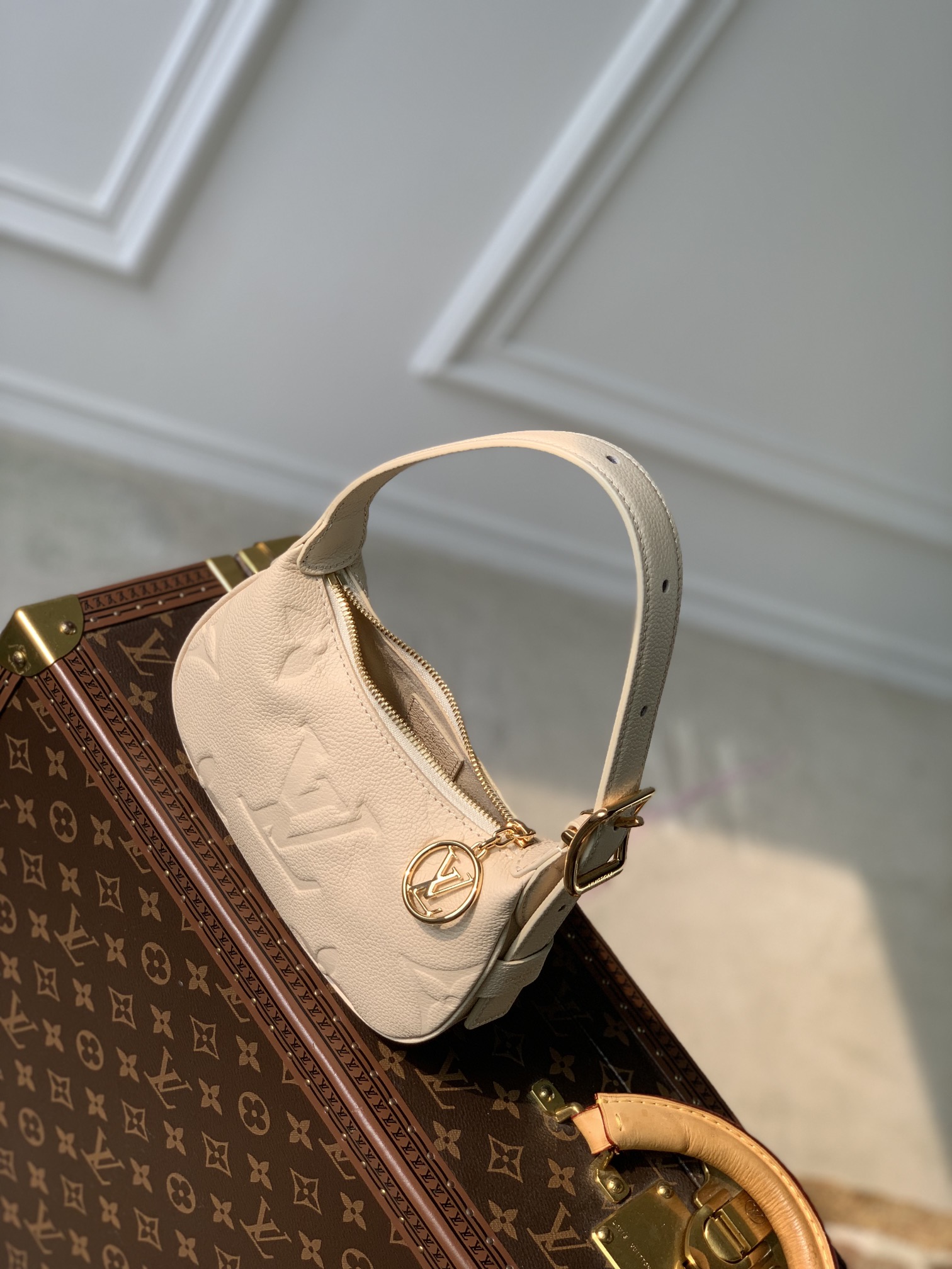 l**is V*t*n mini moon bag m46692-20.5 x 11 x 5cm