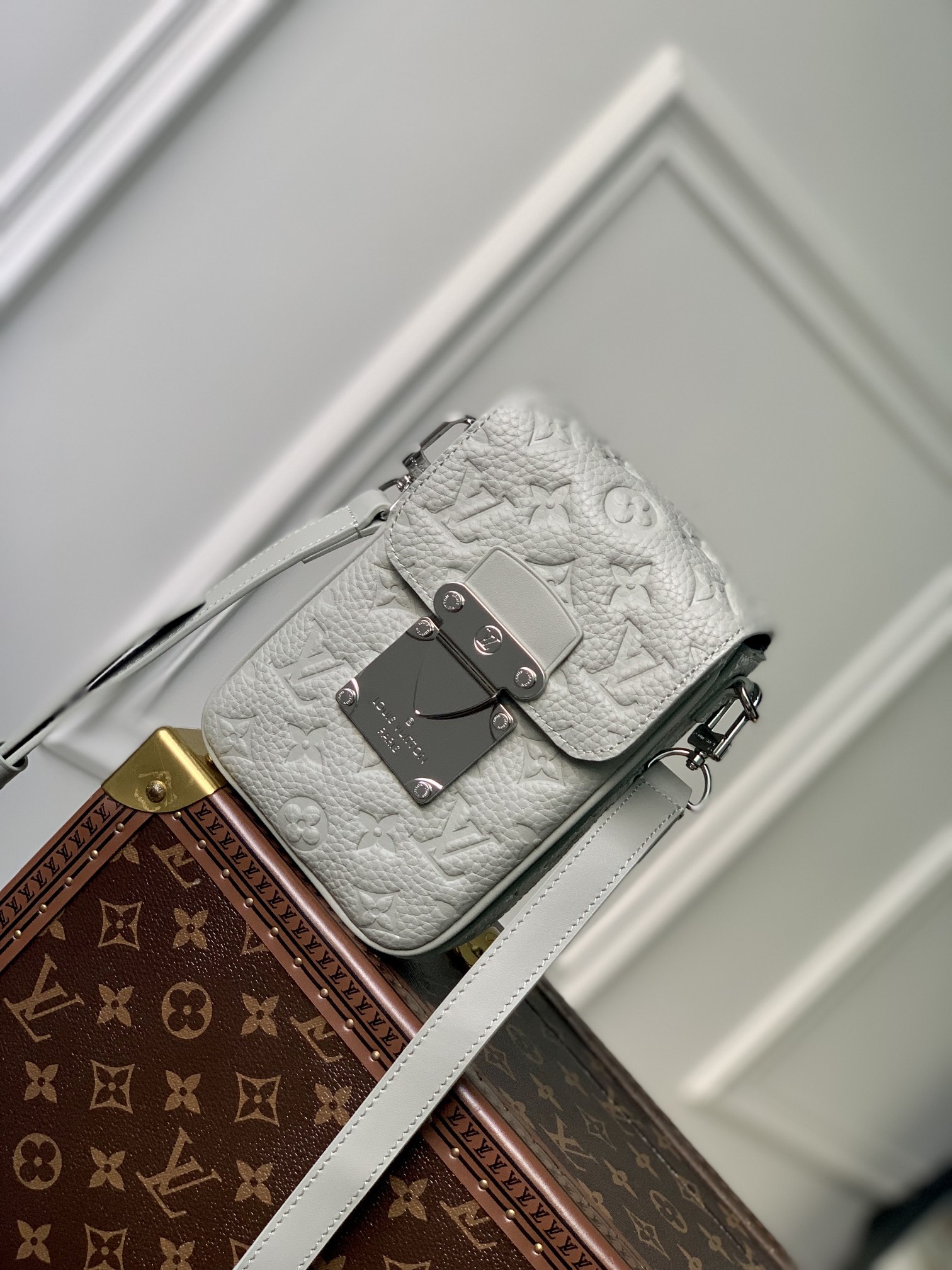 l**is V*t*n s-lock vertical wearable handbag-12*19*7cm