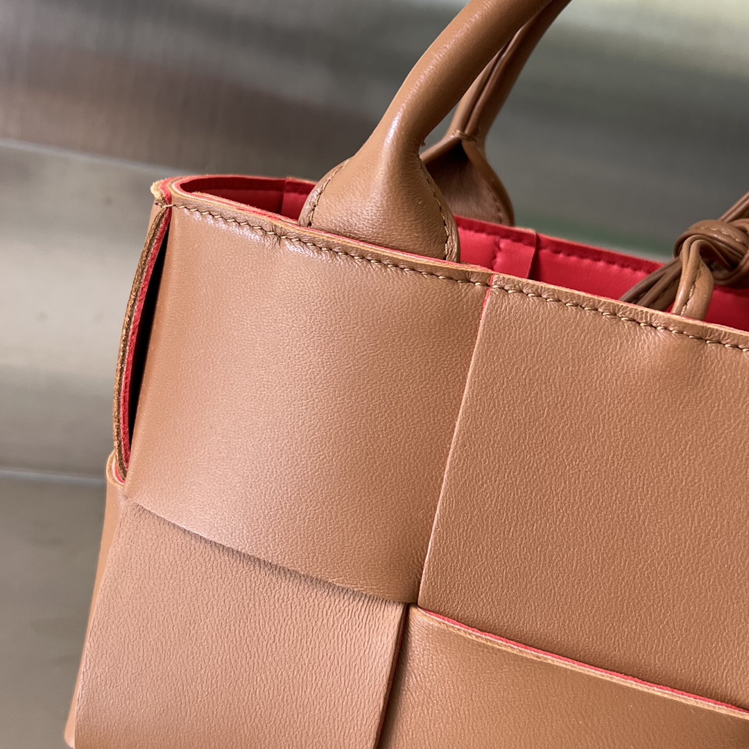 Bo*te*ga ve*ne*ta arco bag