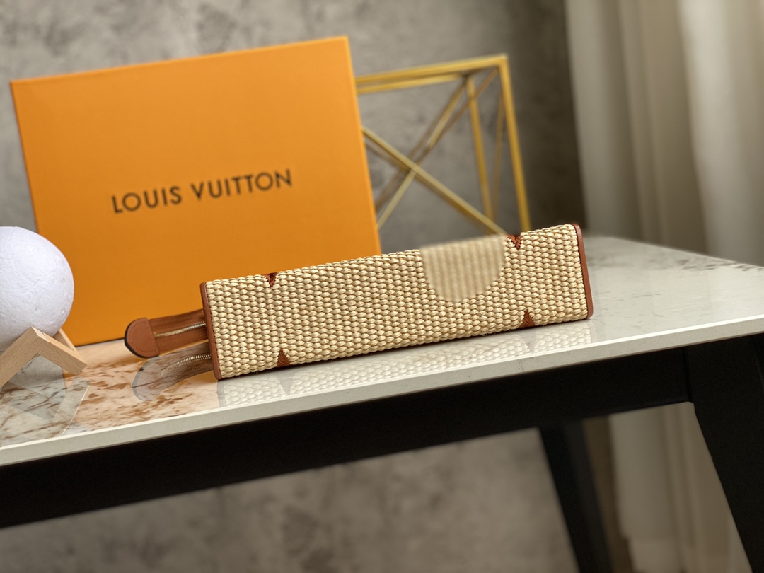 l**is V*t*n pouch-25x 20 x 5.5cm