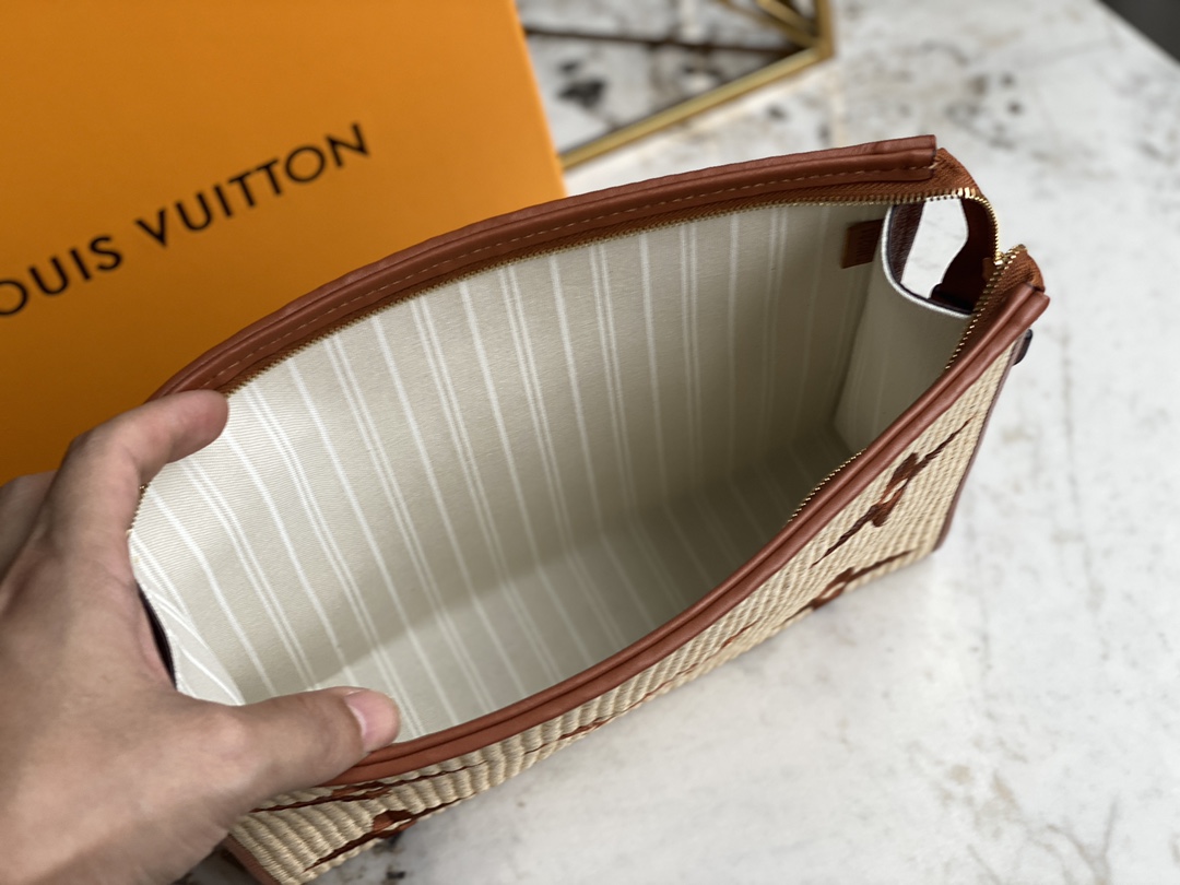 l**is V*t*n pouch-25x 20 x 5.5cm