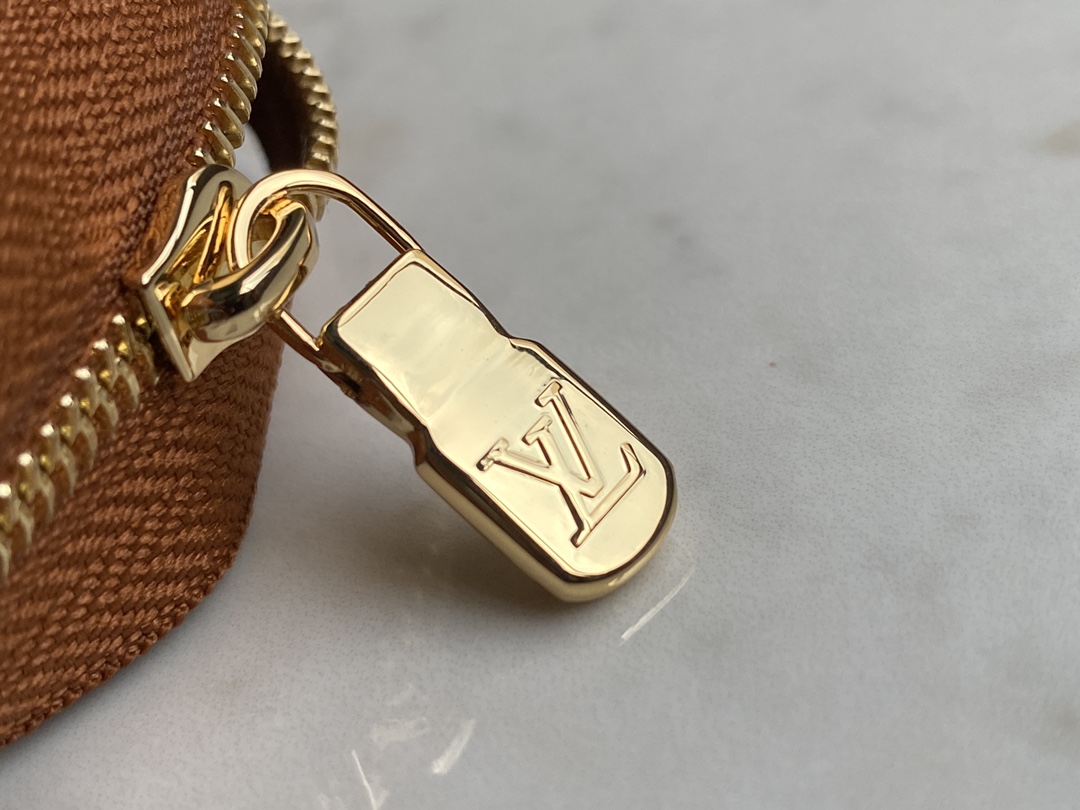 l**is V*t*n pouch-25x 20 x 5.5cm