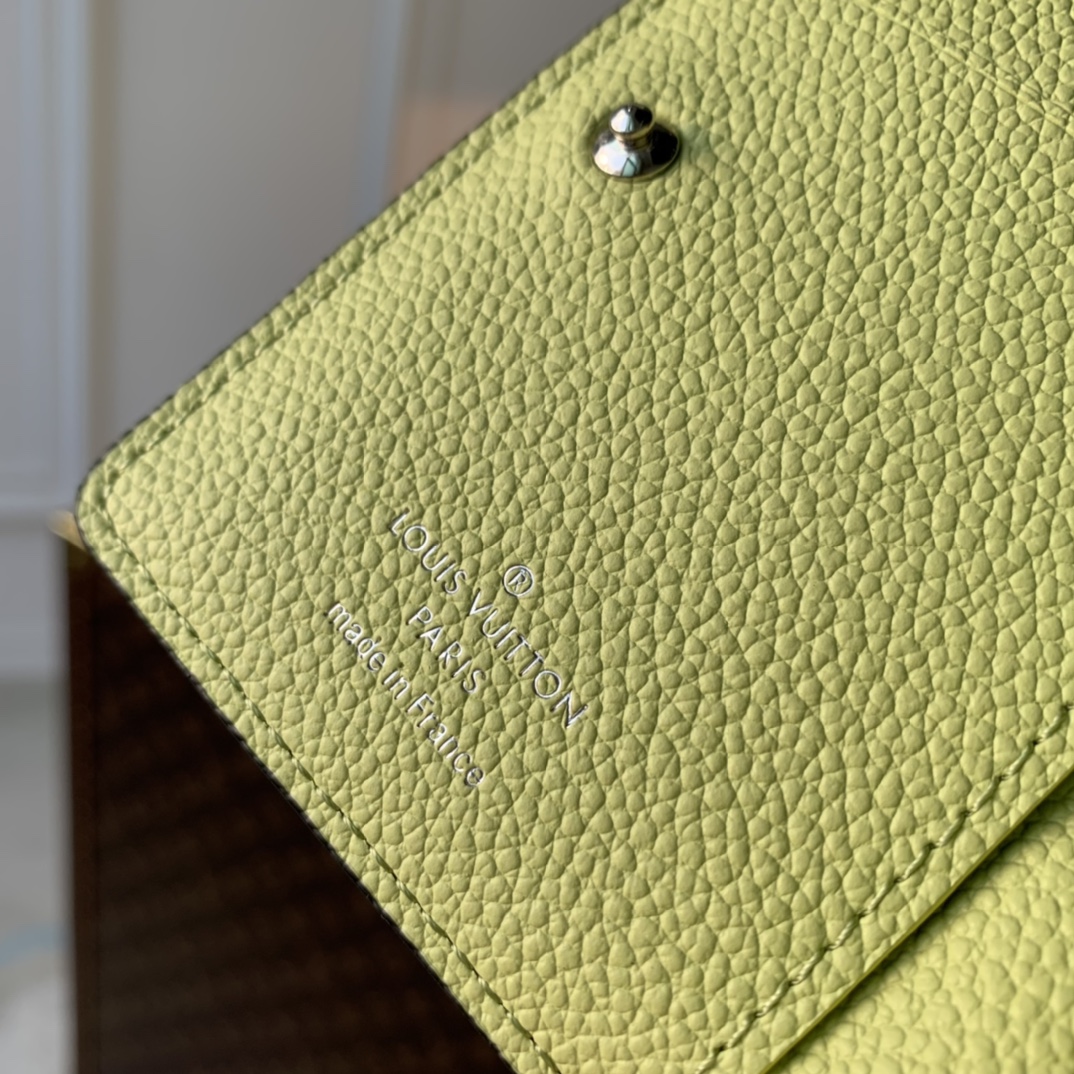 l**is V*t*n wallet-11×8.5×3.5cm