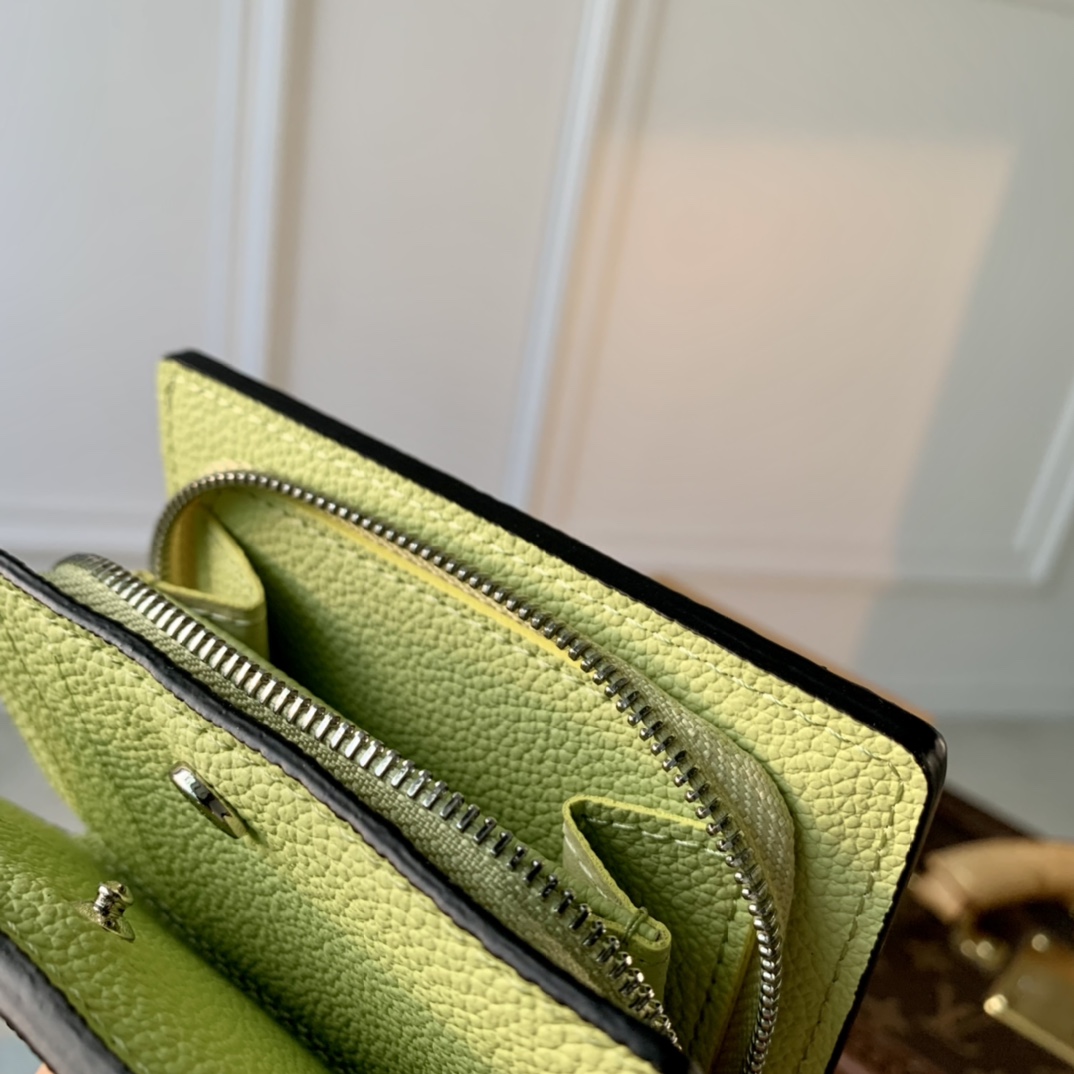 l**is V*t*n wallet-11×8.5×3.5cm