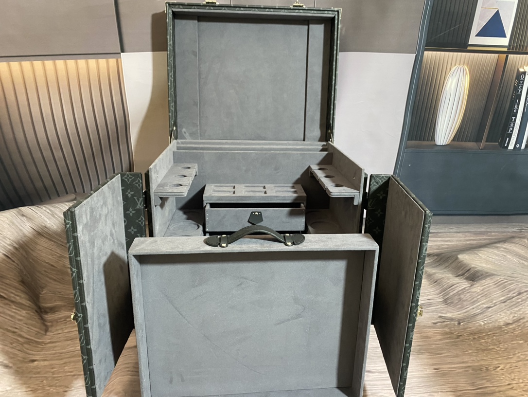 l**is V*t*n custom order small wine box (black flower + grey)-46*37*50cm