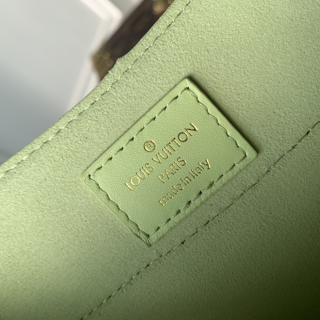 l**is V*t*n hide & seek bag-21 x 15 x 8cm