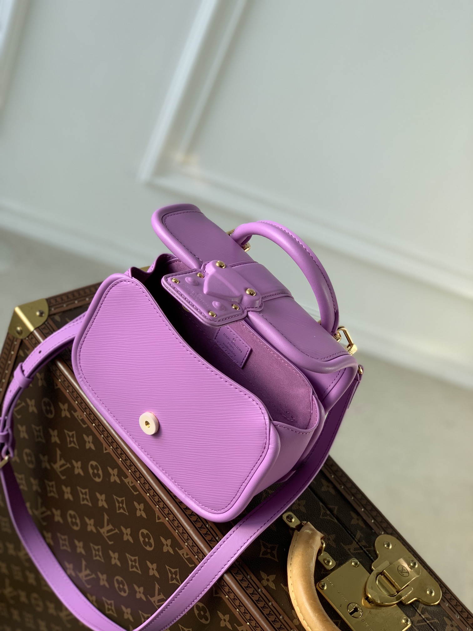 l**is V*t*n hide & seek bag-21 x 15 x 8cm