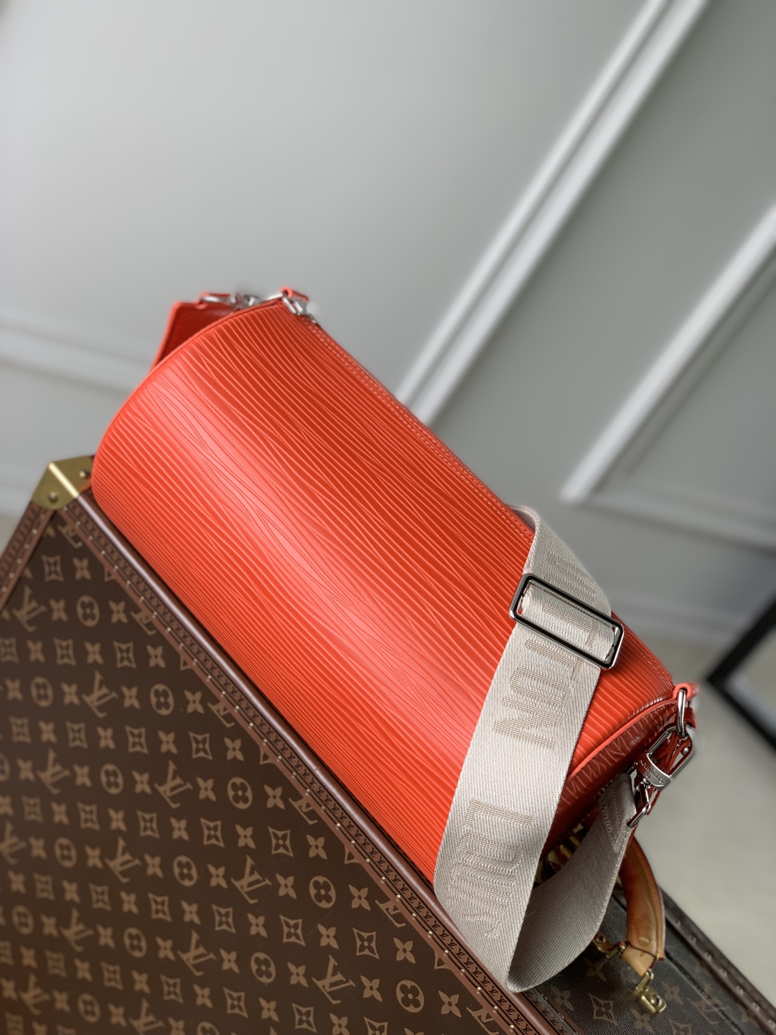 l**is V*t*n soft polochon bag m46692-27x 15x 15cm