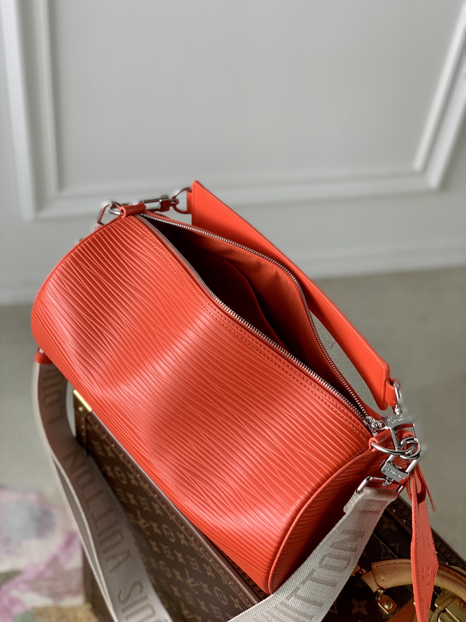 l**is V*t*n soft polochon bag m46692-27x 15x 15cm