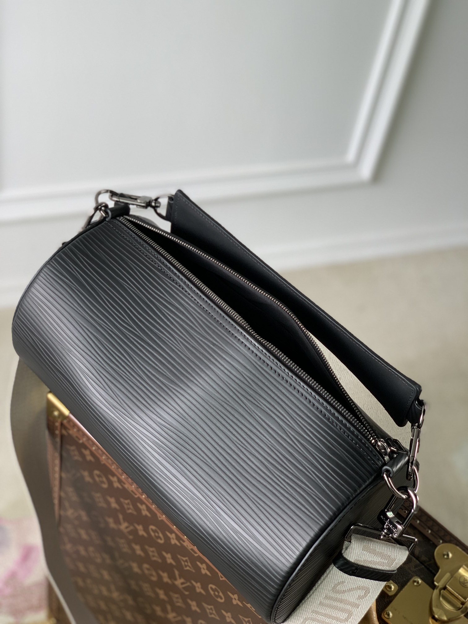 l**is V*t*n soft polochon bag m46692-27x 15x 15cm